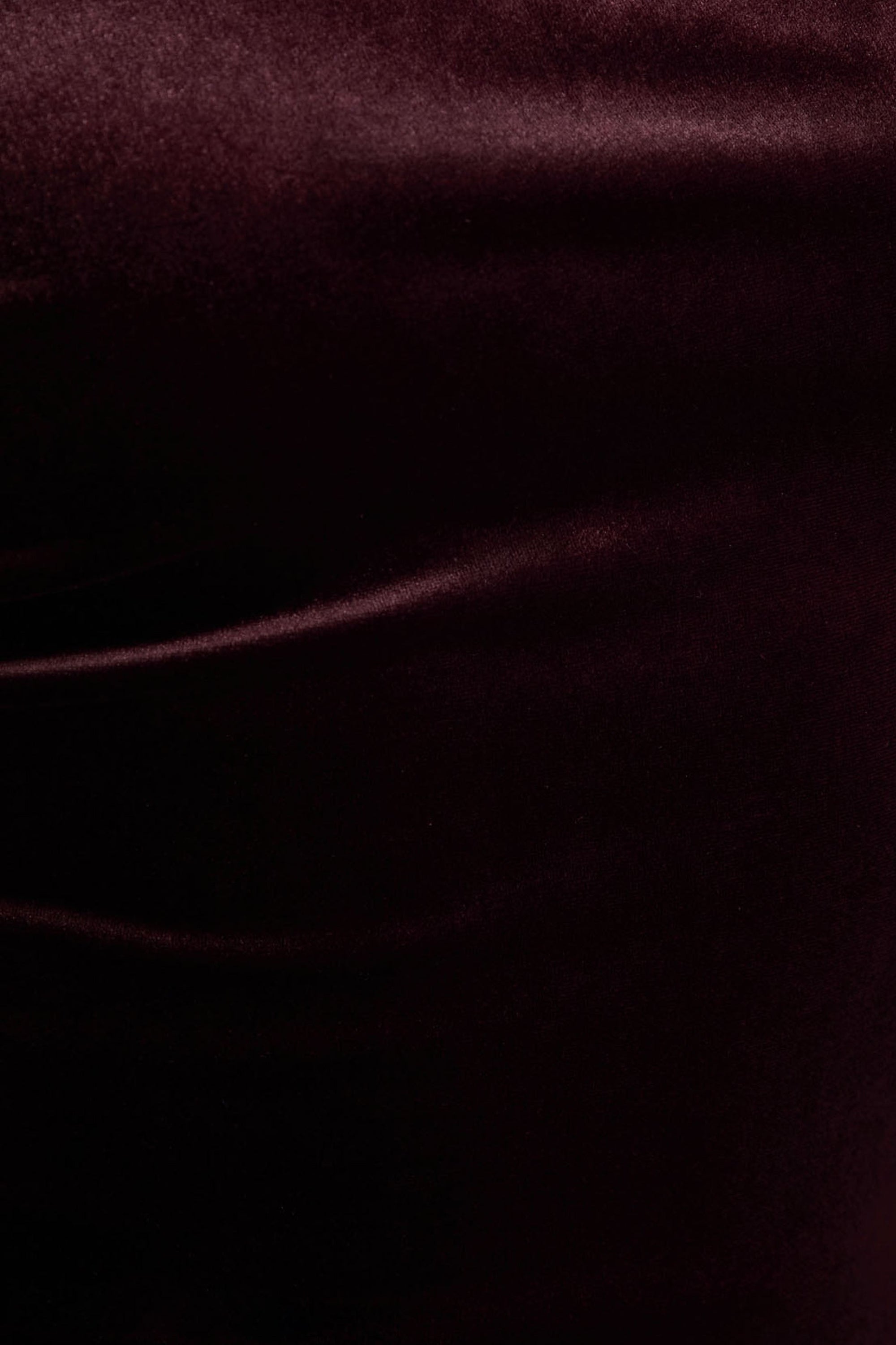 Carella | Burgundy midiklänning i sammet med asymmetrisk halsringning