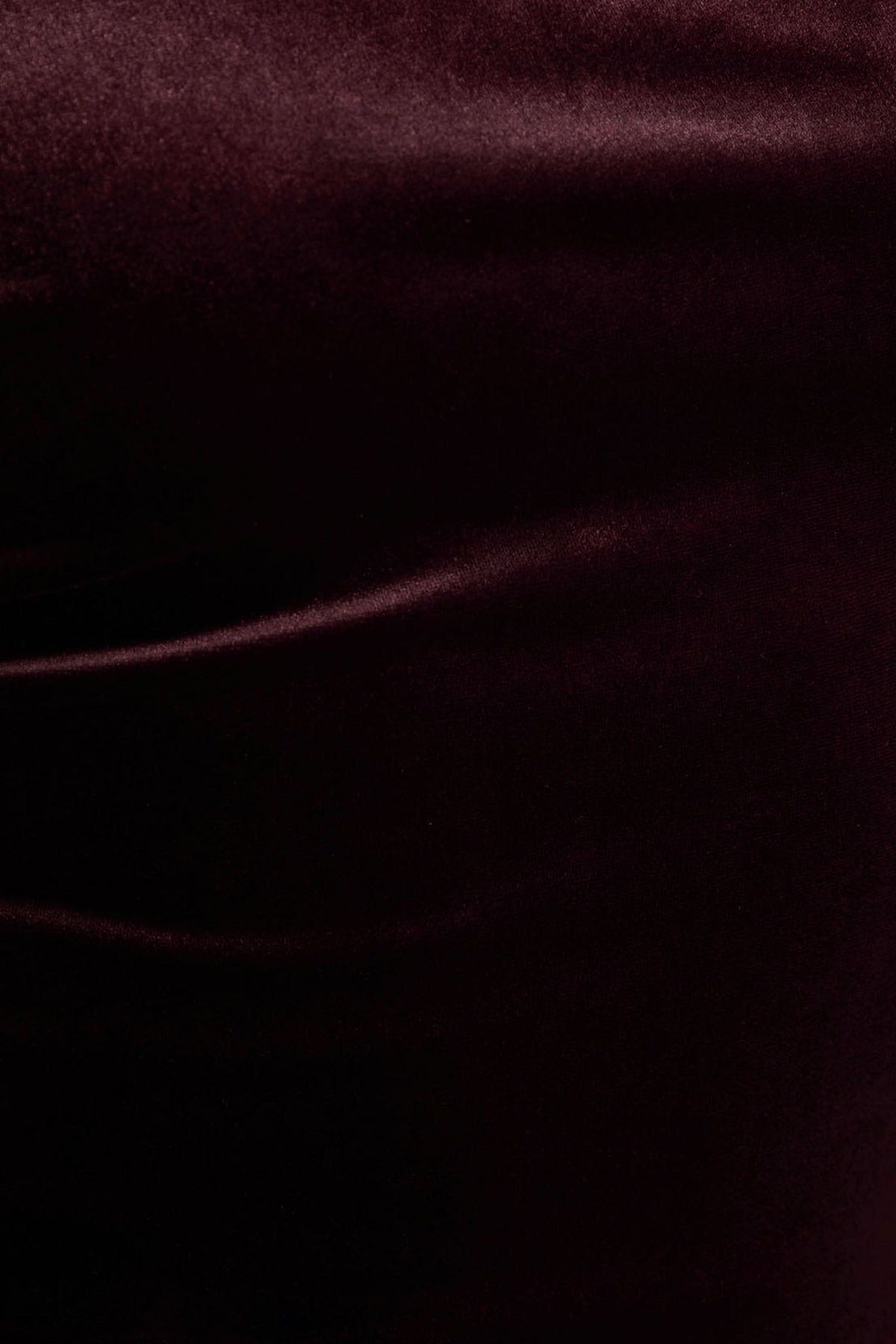 Carella | Burgundy midiklänning i sammet med asymmetrisk halsringning