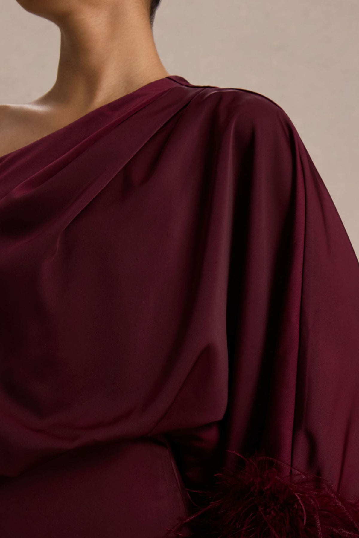 Felicity | Burgundy enaxlad långklänning i satin med fjäderprydd kant kring ärmslutet