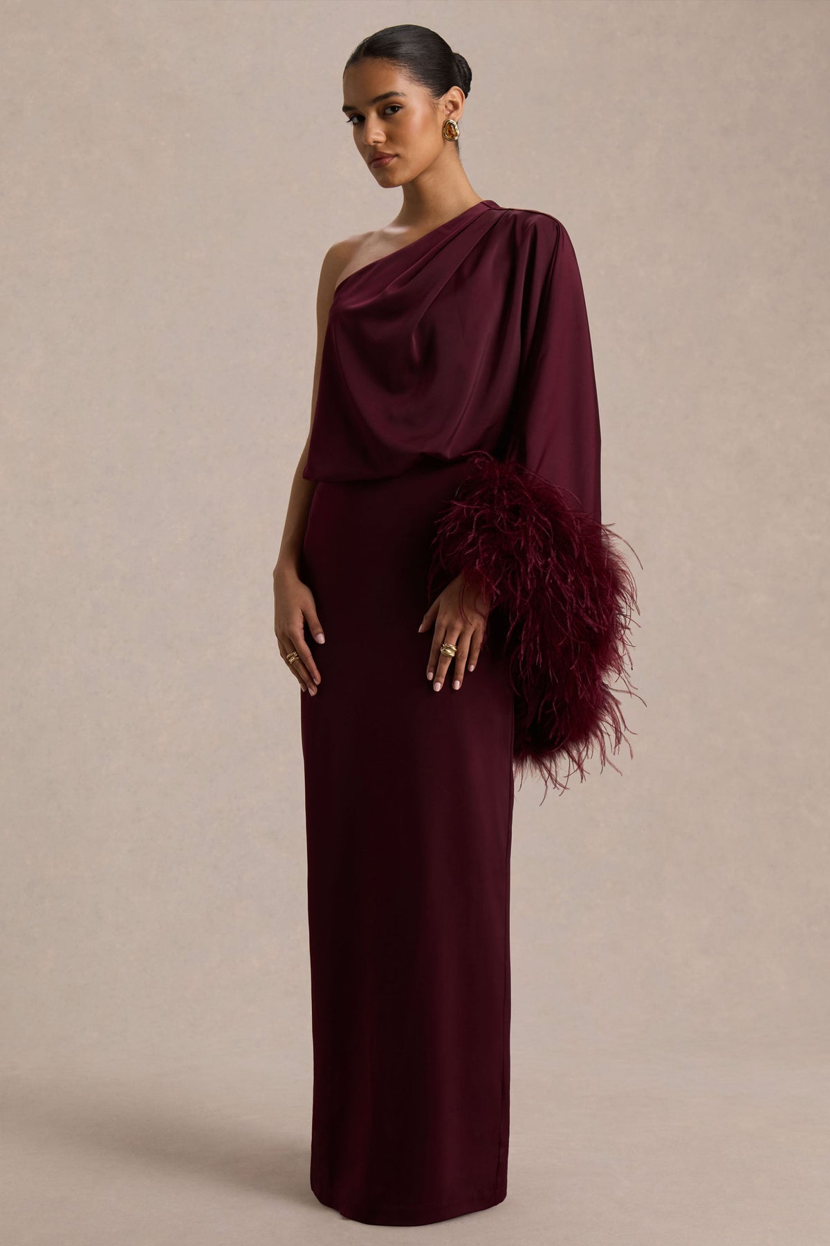 Felicity | Burgundy enaxlad långklänning i satin med fjäderprydd kant kring ärmslutet