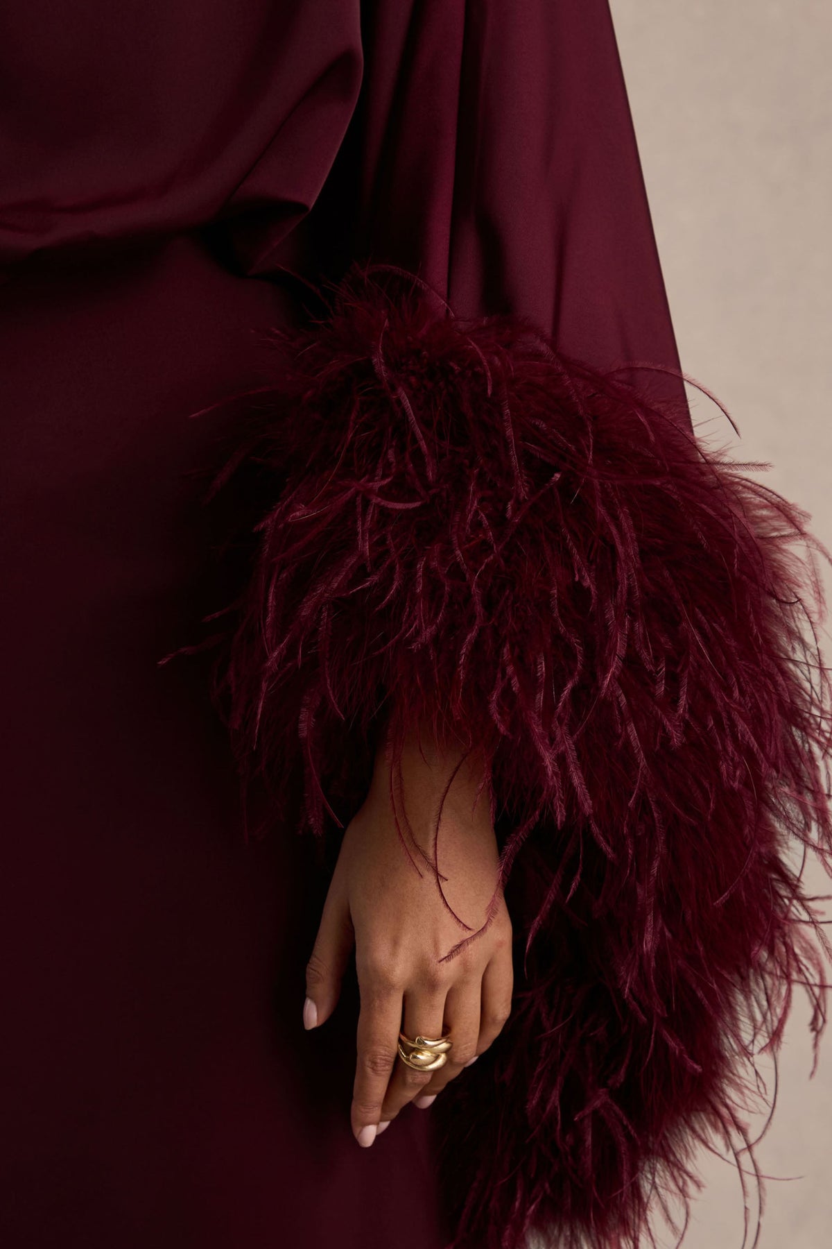 Felicity | Burgundy enaxlad långklänning i satin med fjäderprydd kant kring ärmslutet