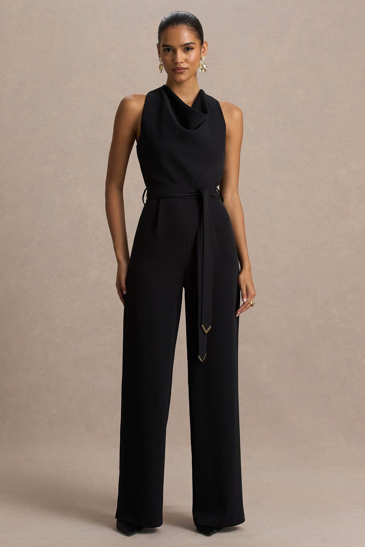Corina | Svart byxdress med draperad halsringning och knytband