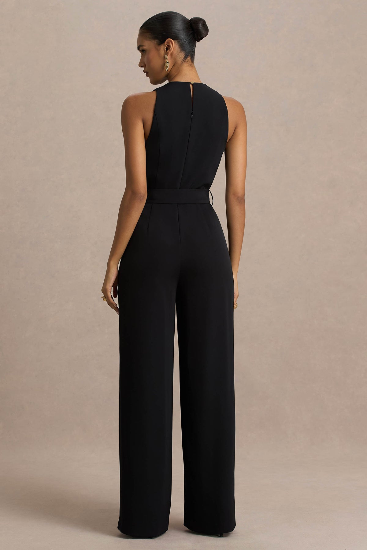 Corina | Svart byxdress med draperad halsringning och knytband