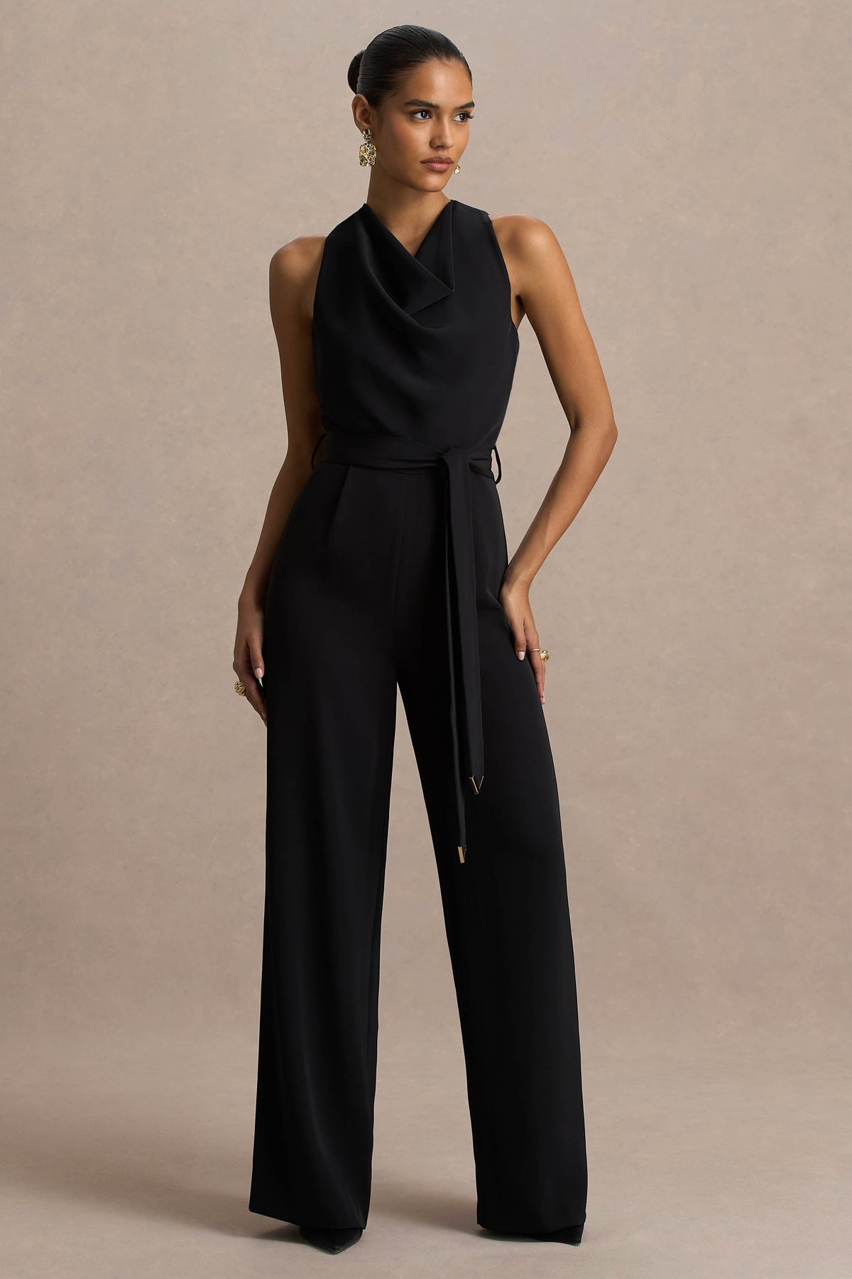 Corina | Svart byxdress med draperad halsringning och knytband