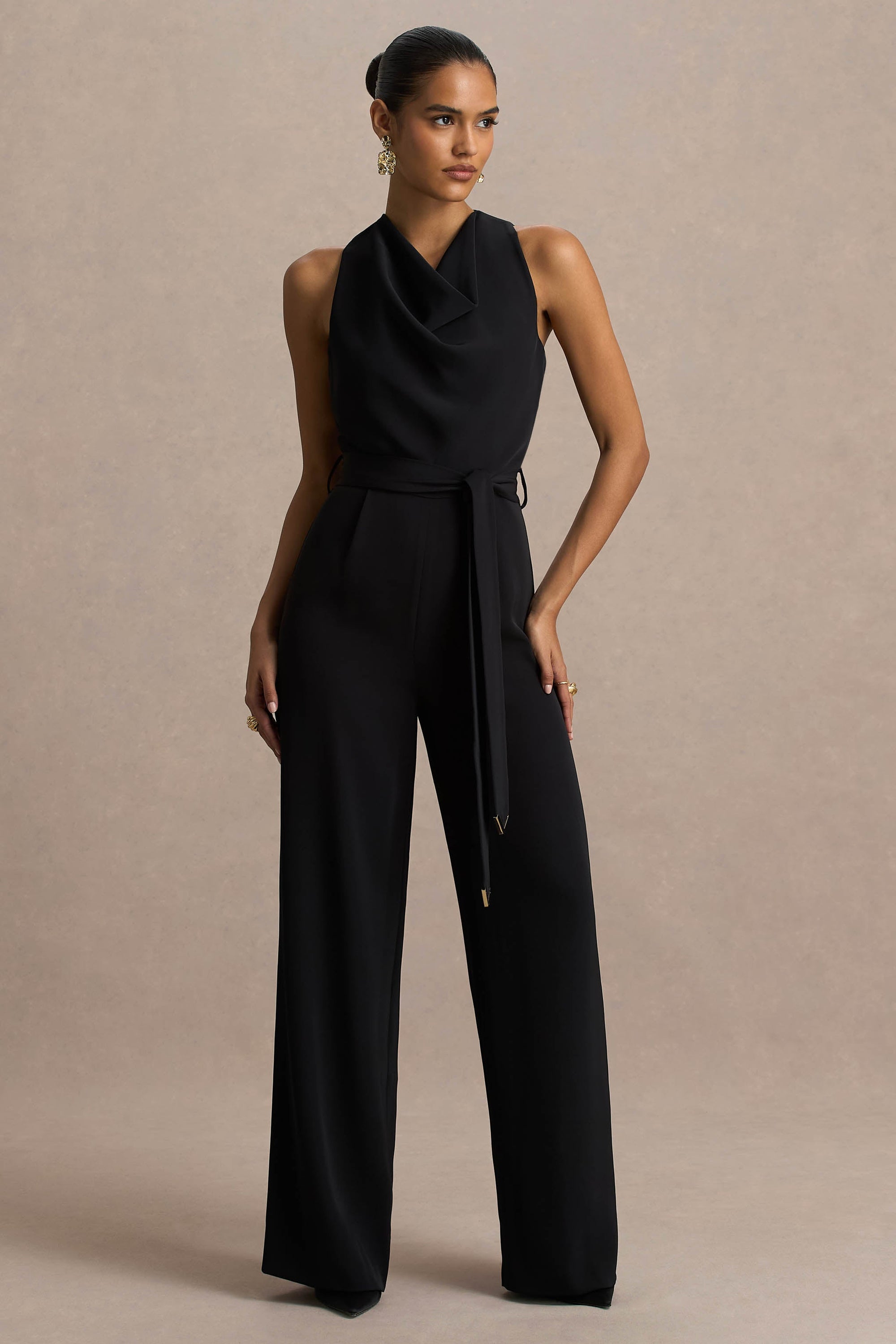 Corina | Svart byxdress med draperad halsringning och knytband