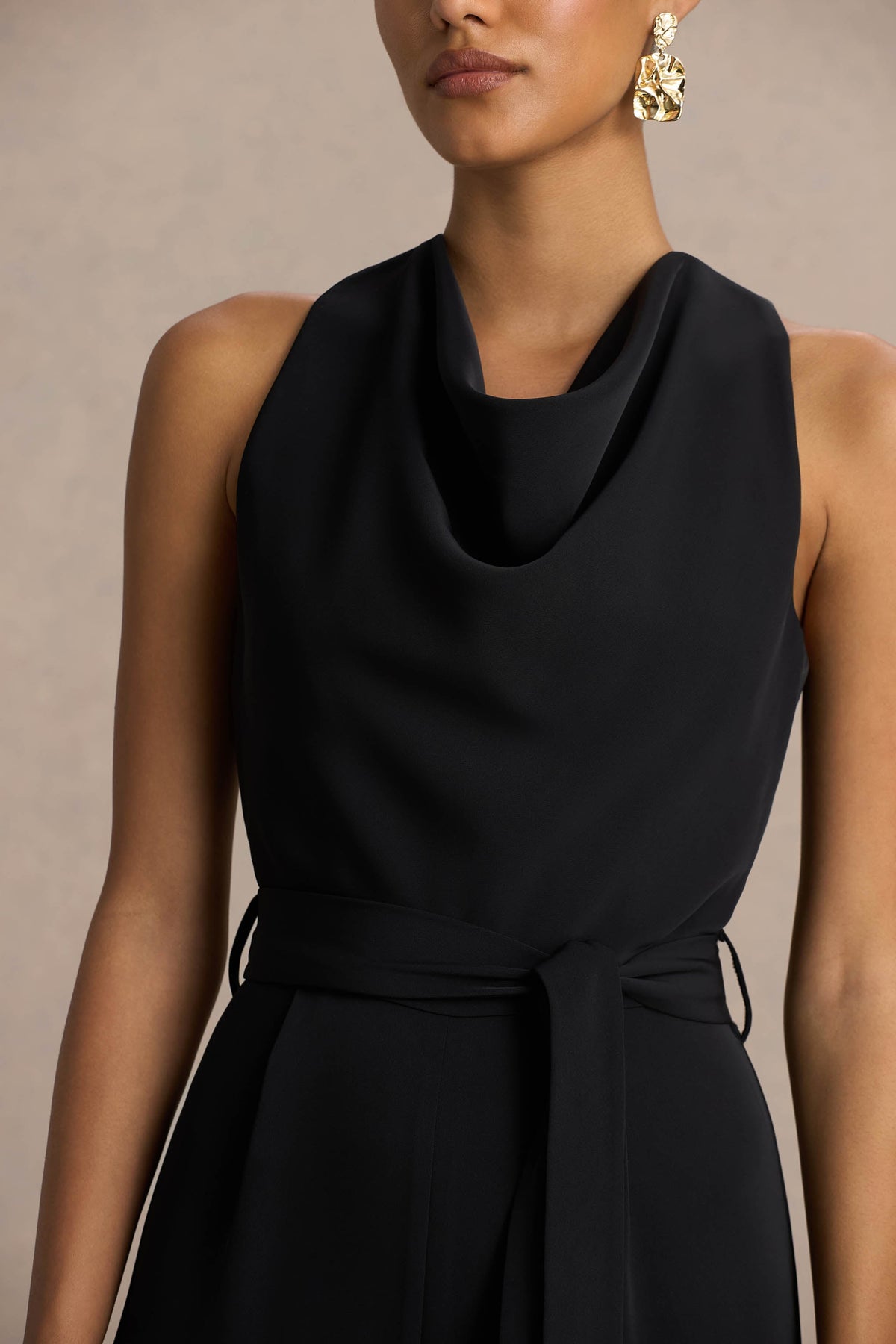 Corina | Svart byxdress med draperad halsringning och knytband