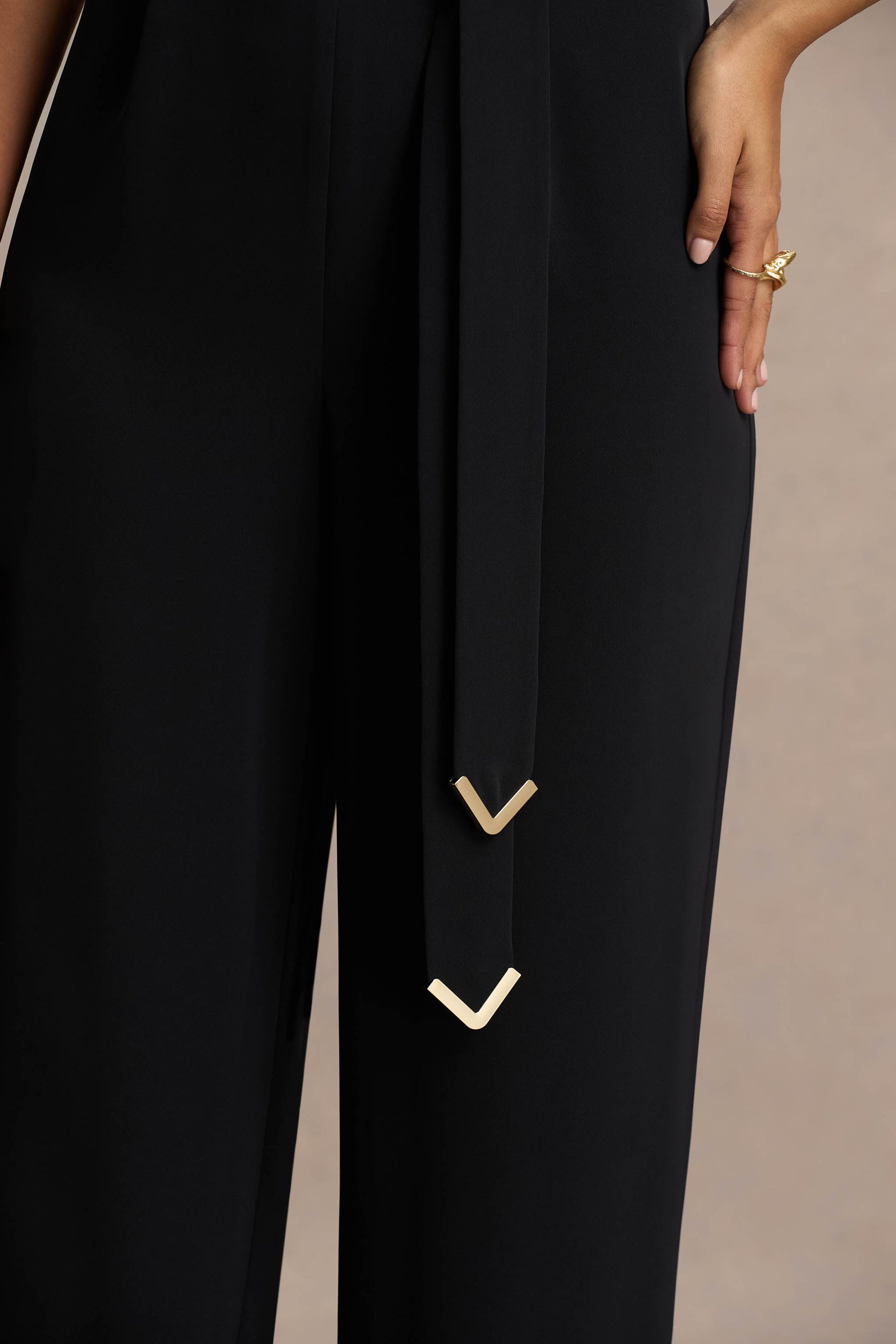 Corina | Svart byxdress med draperad halsringning och knytband
