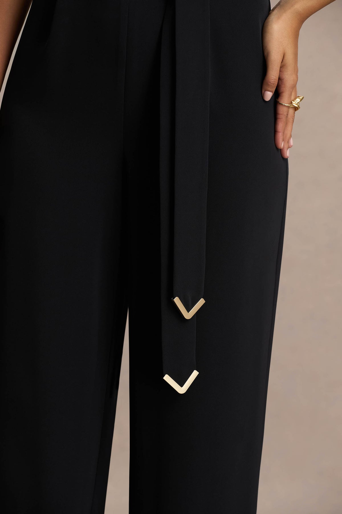 Corina | Svart byxdress med draperad halsringning och knytband