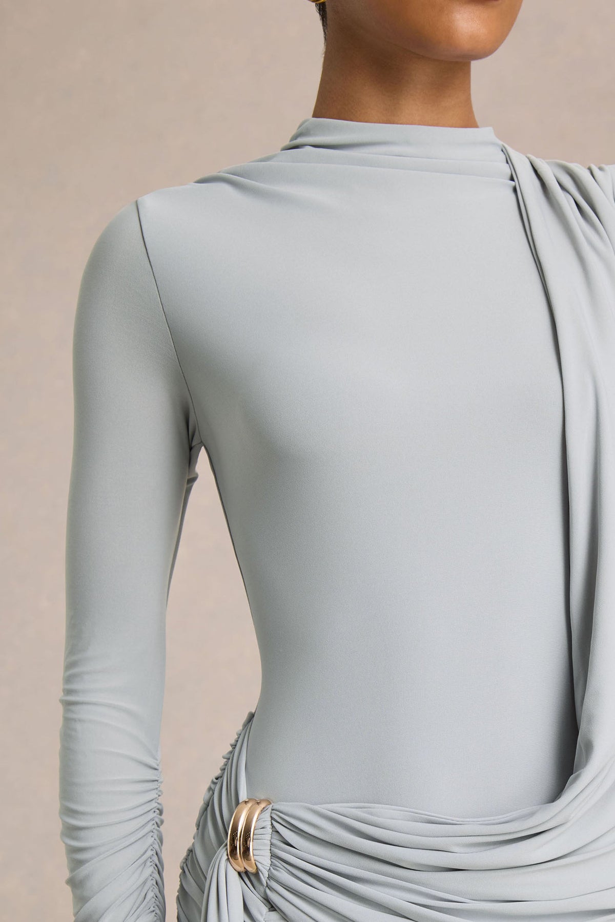 Melissa | Blå långärmad långklänning med draperad detalj över höften