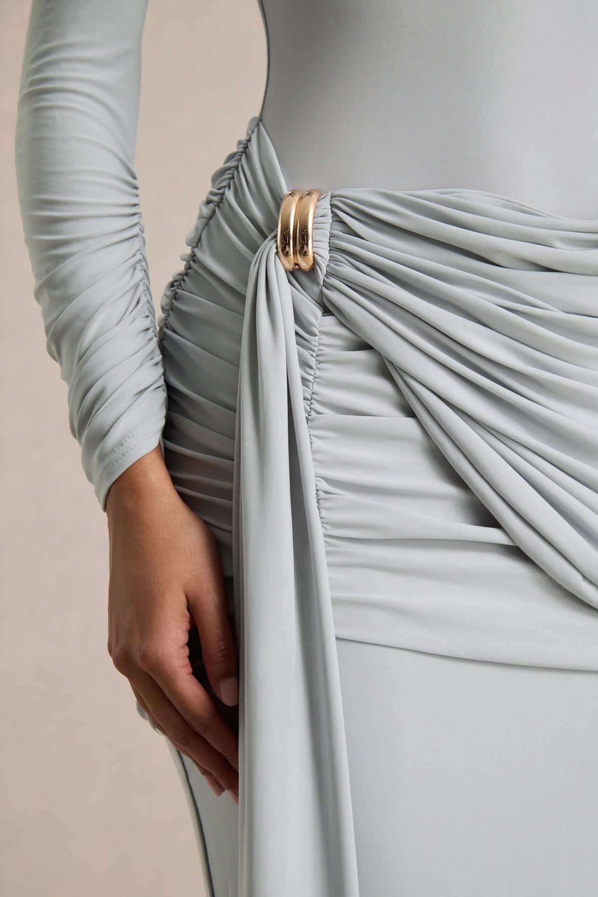 Melissa | Blå långärmad långklänning med draperad detalj över höften