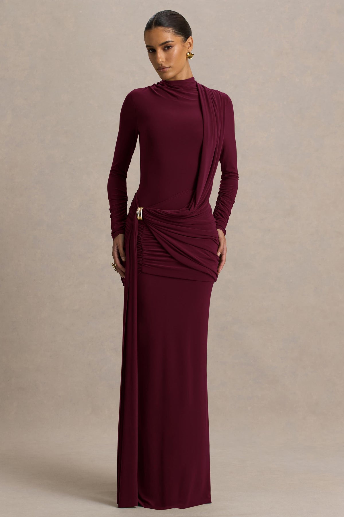 Melissa | Burgundy långärmad långklänning med draperad detalj över höften