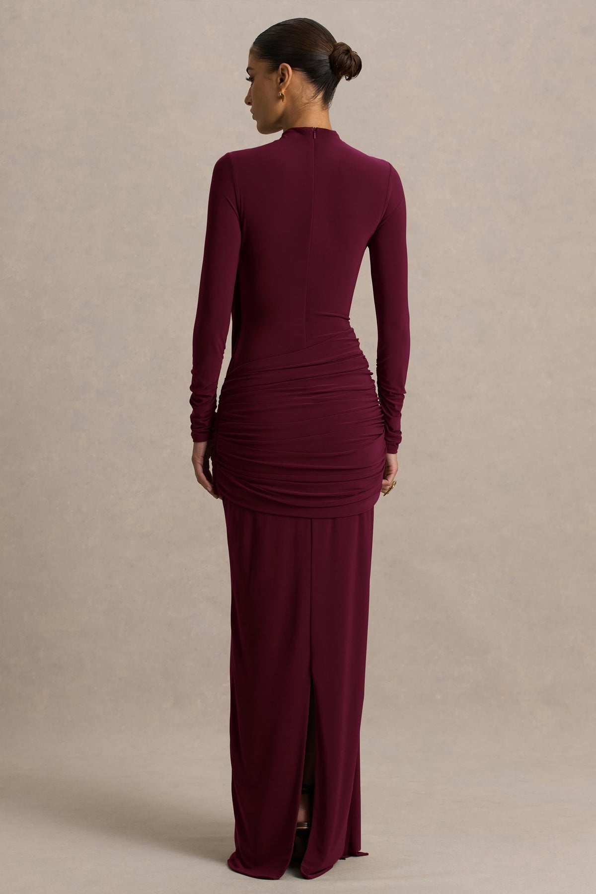 Melissa | Burgundy långärmad långklänning med draperad detalj över höften