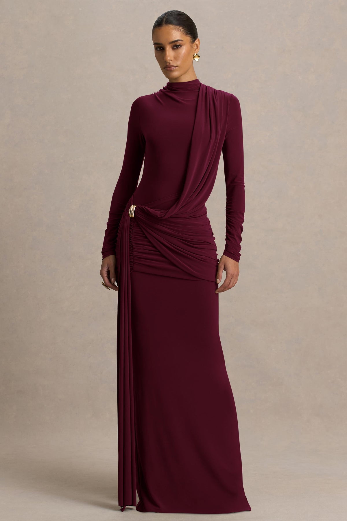 Melissa | Burgundy långärmad långklänning med draperad detalj över höften