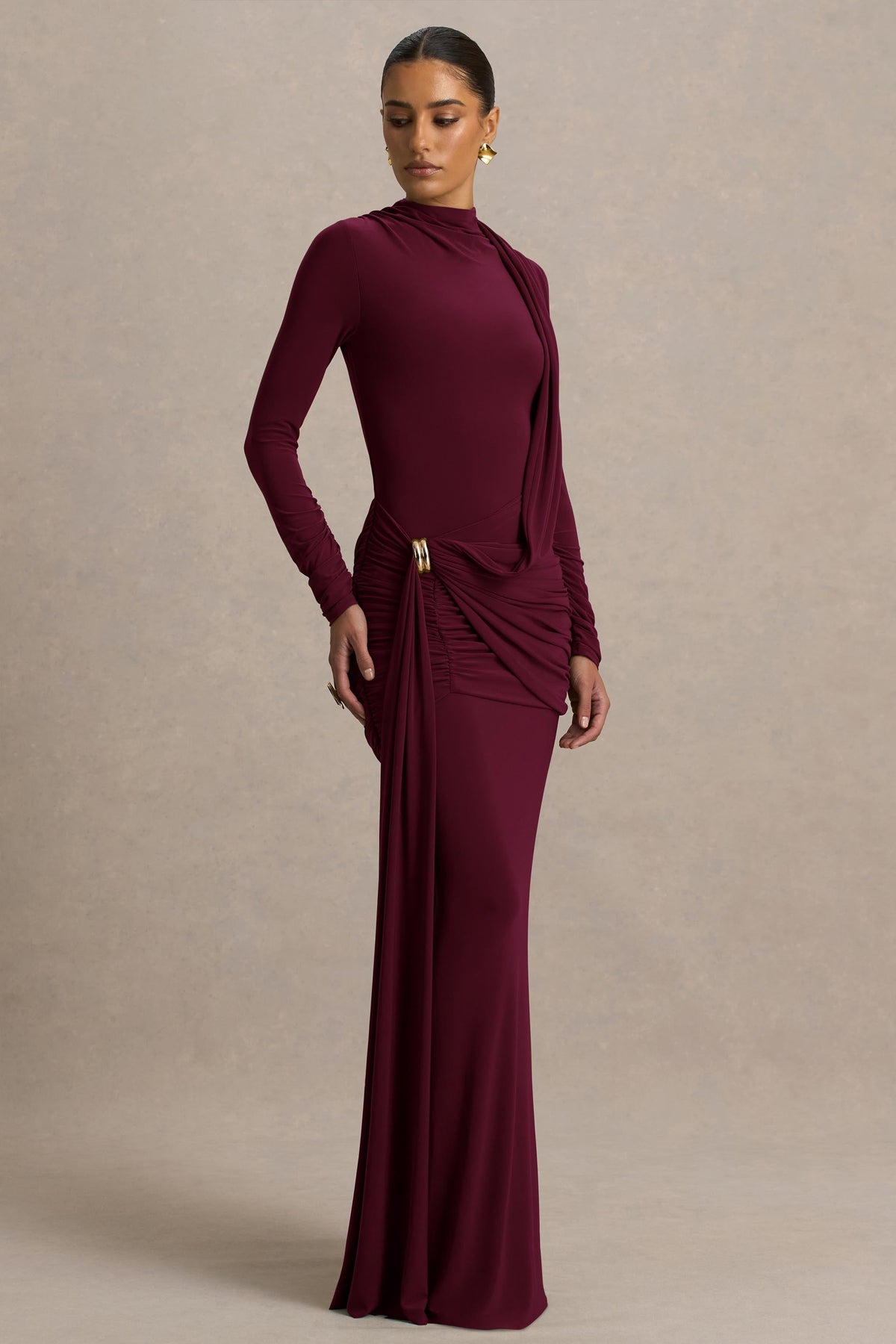 Melissa | Burgundy långärmad långklänning med draperad detalj över höften