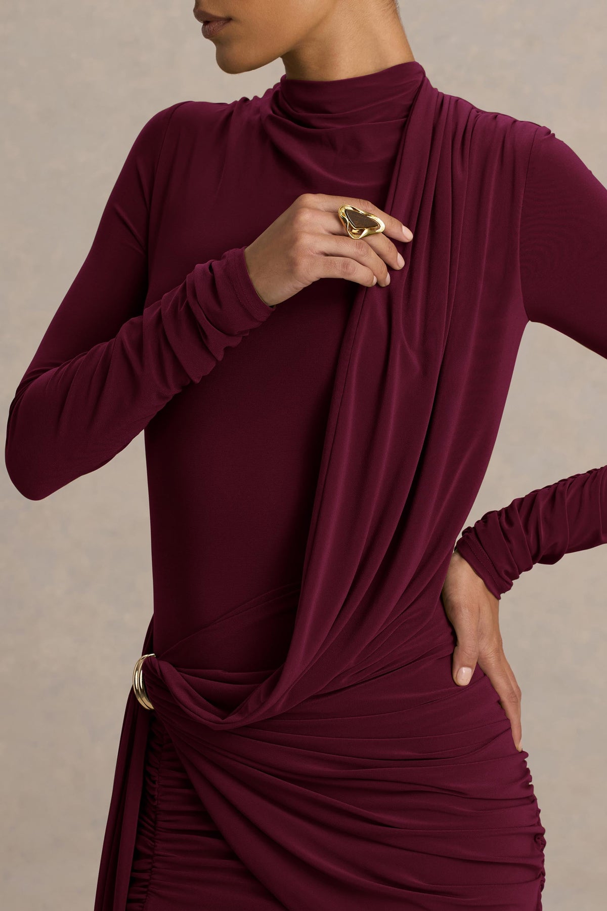 Melissa | Burgundy långärmad långklänning med draperad detalj över höften