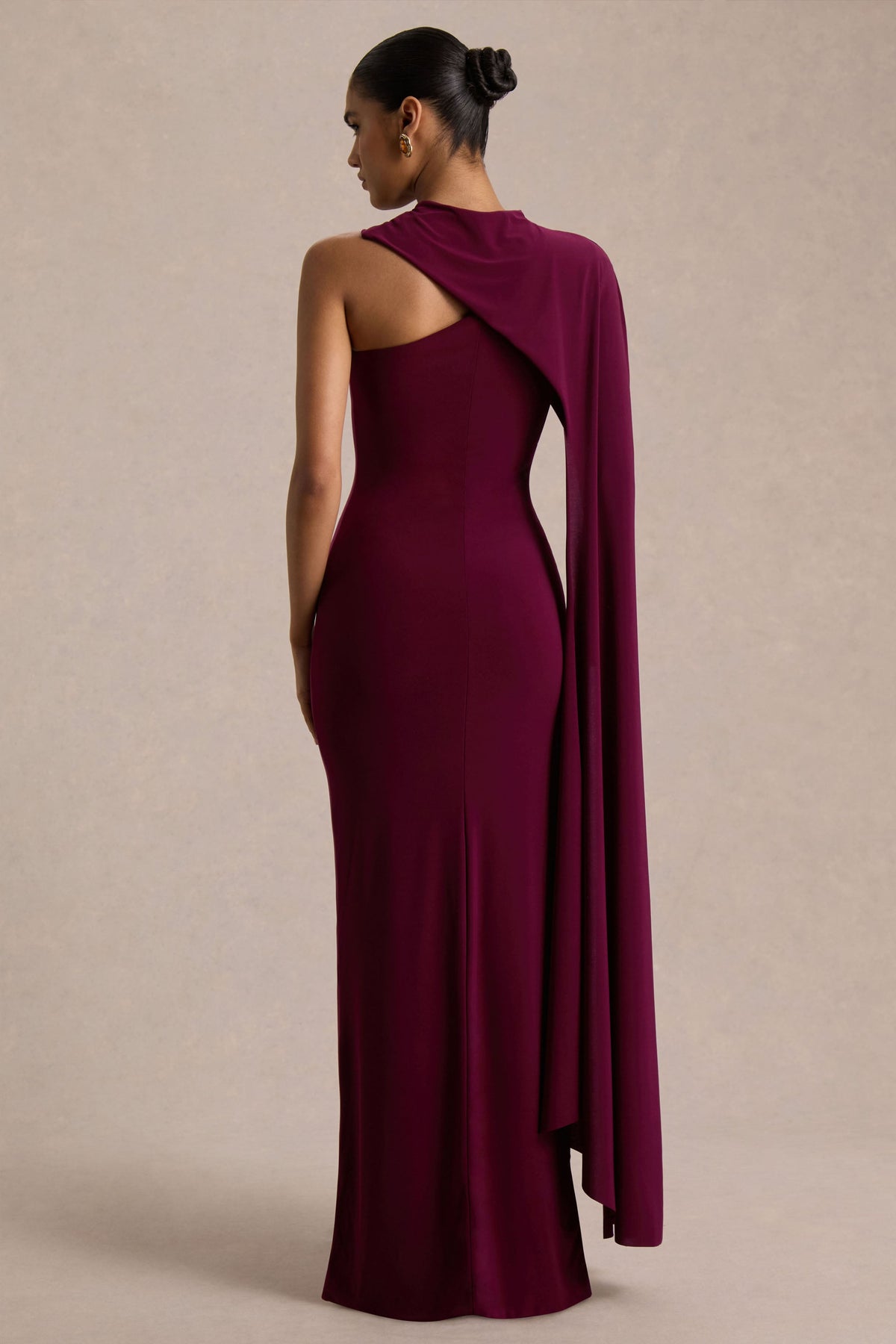 Dawn | Burgundy asymmetrisk långklänning med capeärm