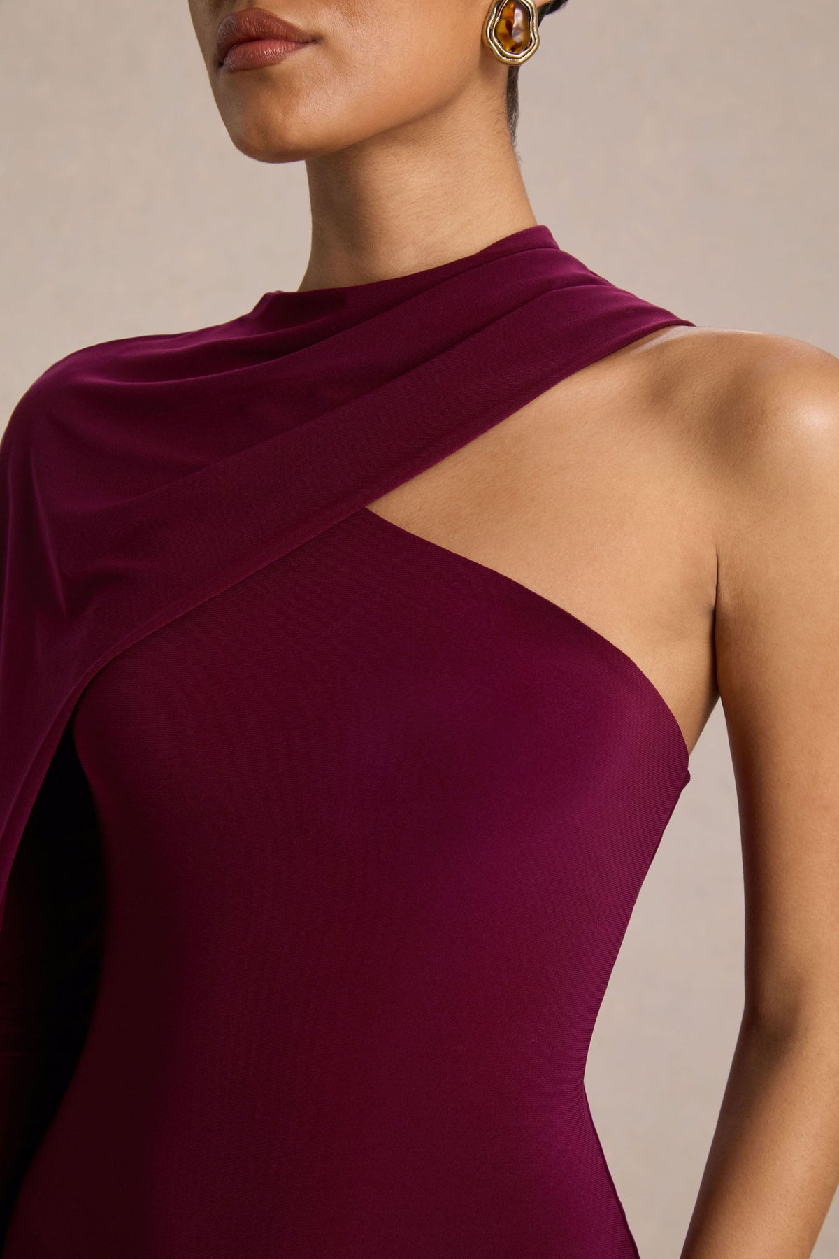 Dawn | Burgundy asymmetrisk långklänning med capeärm