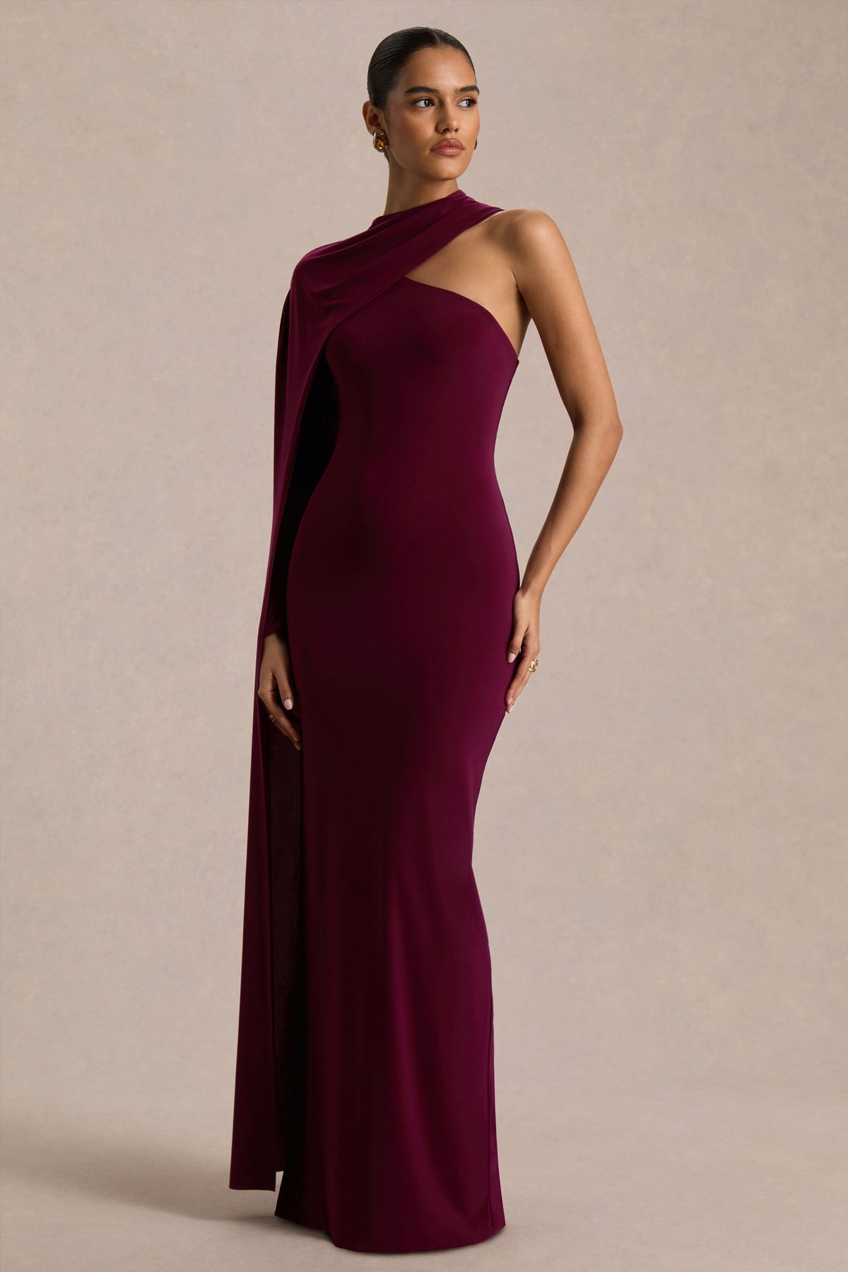 Dawn | Burgundy asymmetrisk långklänning med capeärm