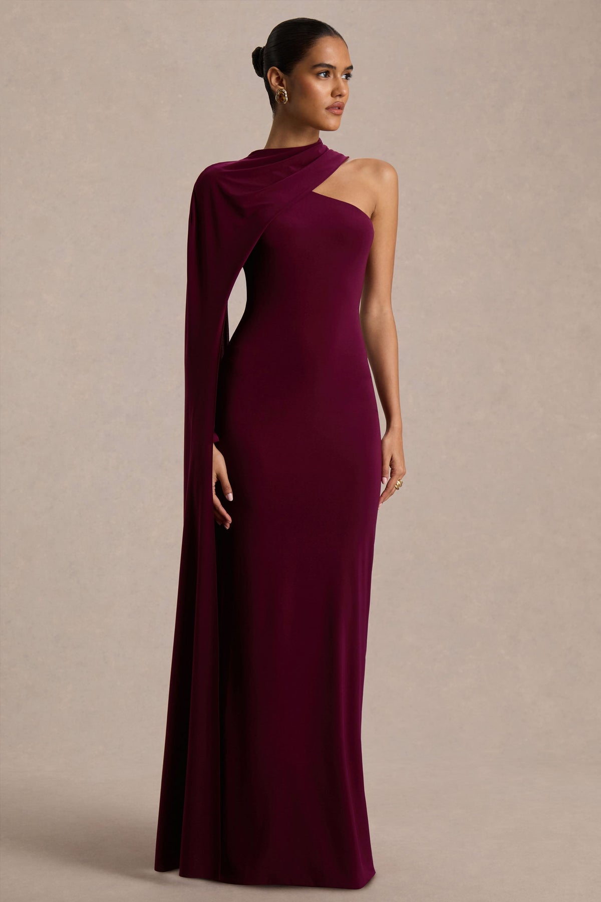 Dawn | Burgundy asymmetrisk långklänning med capeärm
