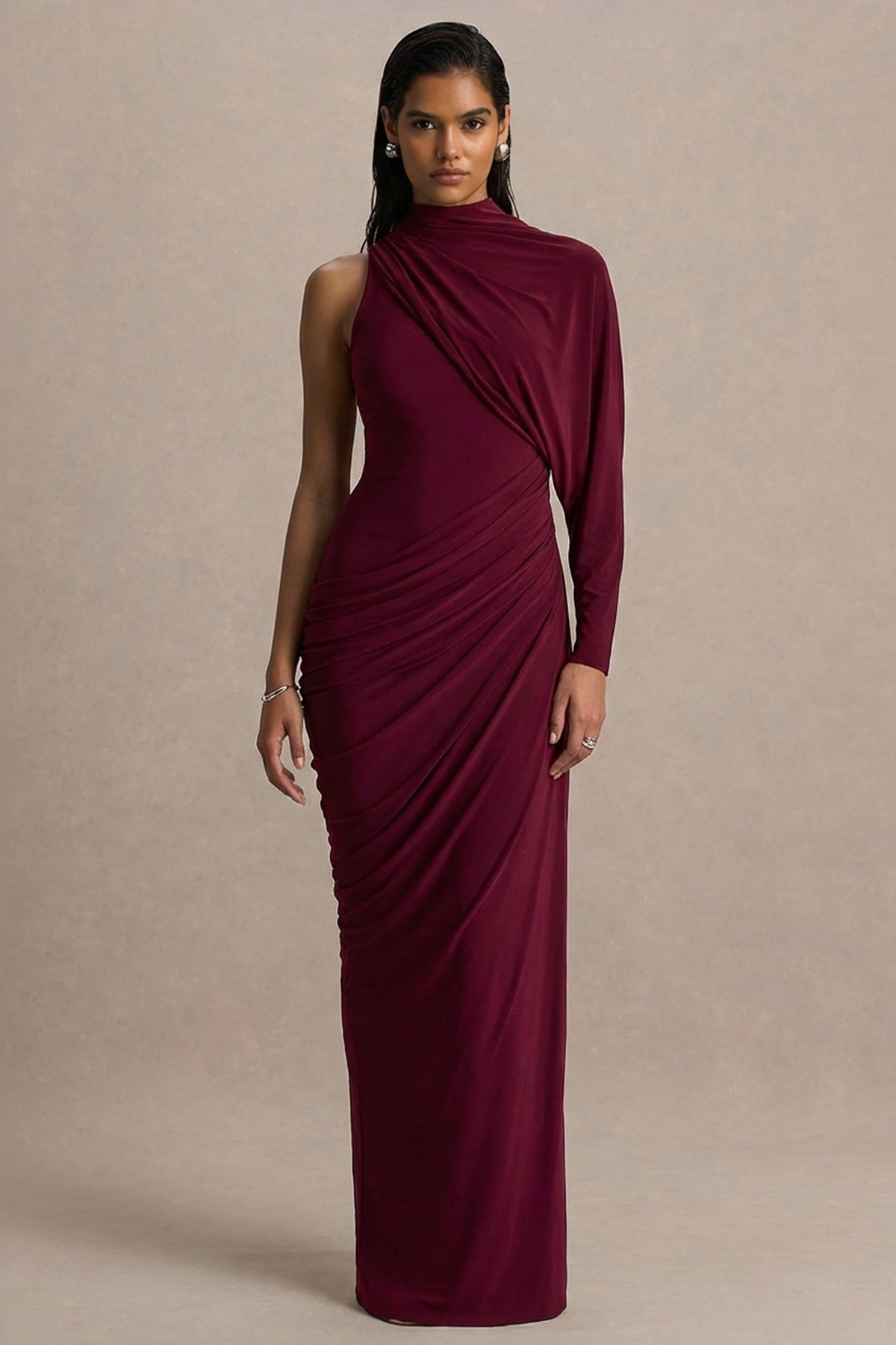 Aphra | Burgundy långklänning med hög hals och capeärm