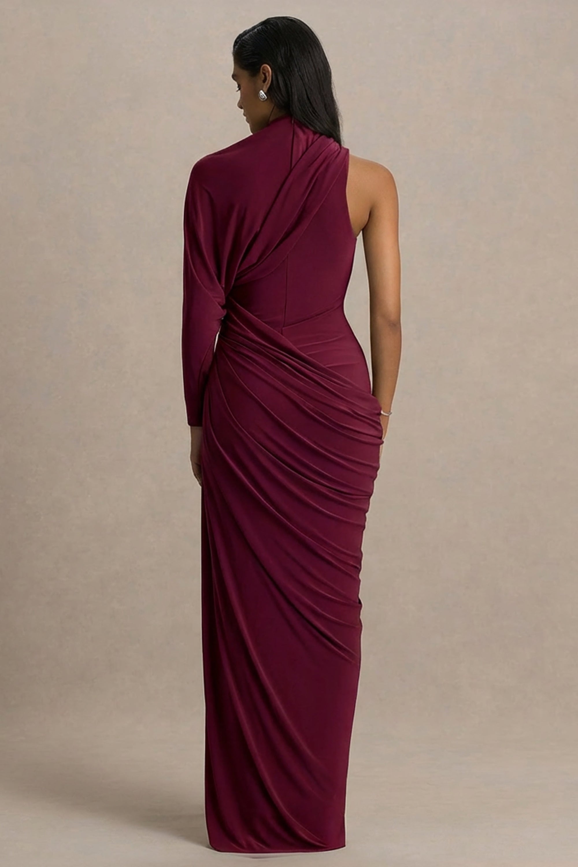 Aphra | Burgundy långklänning med hög hals och capeärm