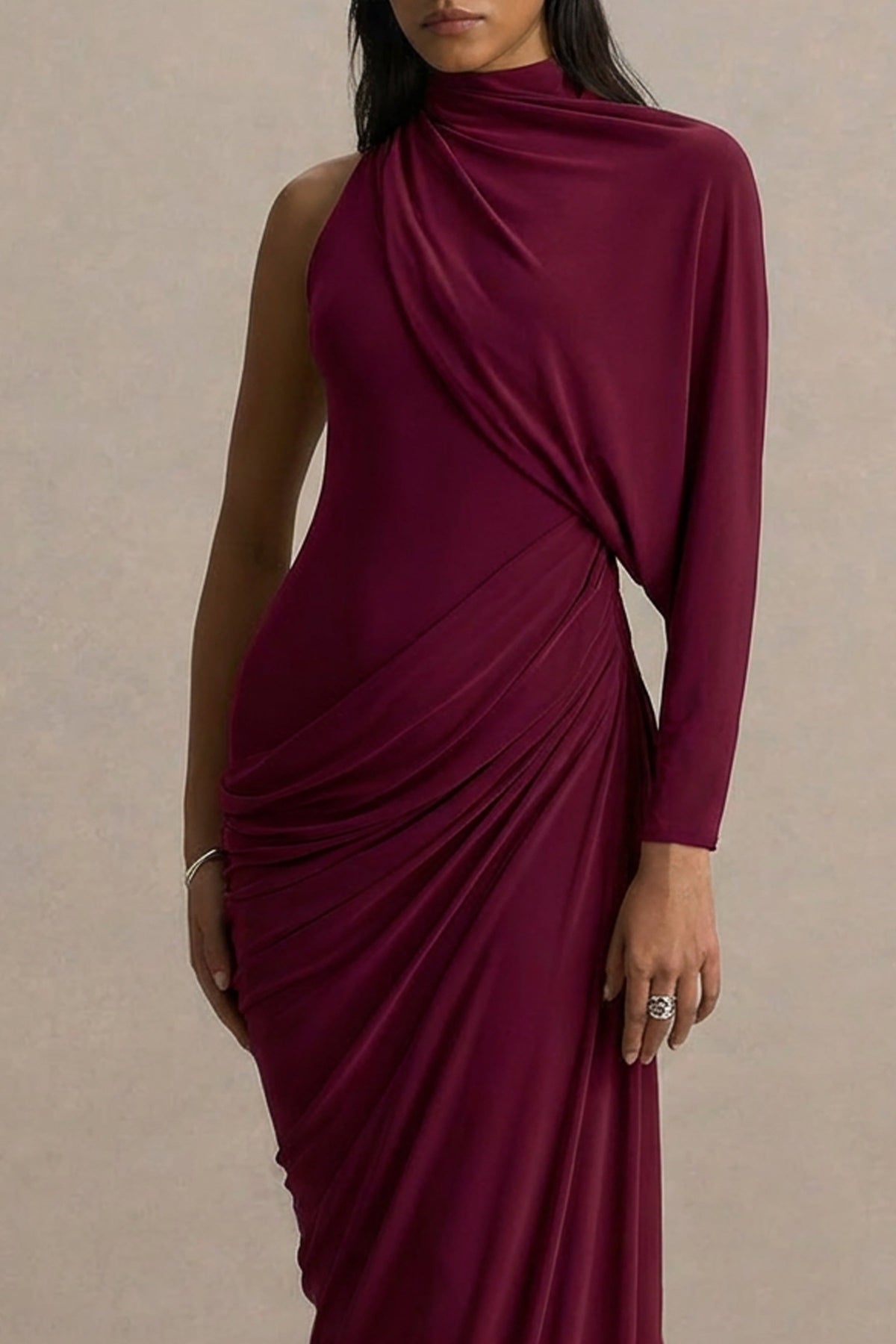 Aphra | Burgundy långklänning med hög hals och capeärm