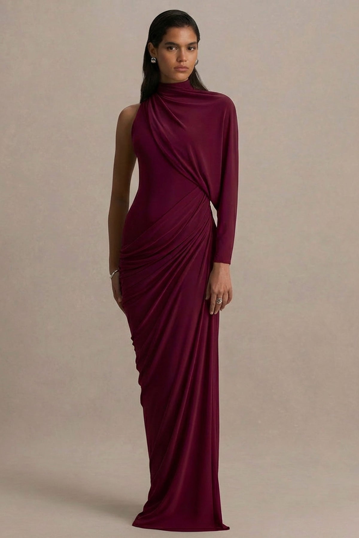 Aphra | Burgundy långklänning med hög hals och capeärm