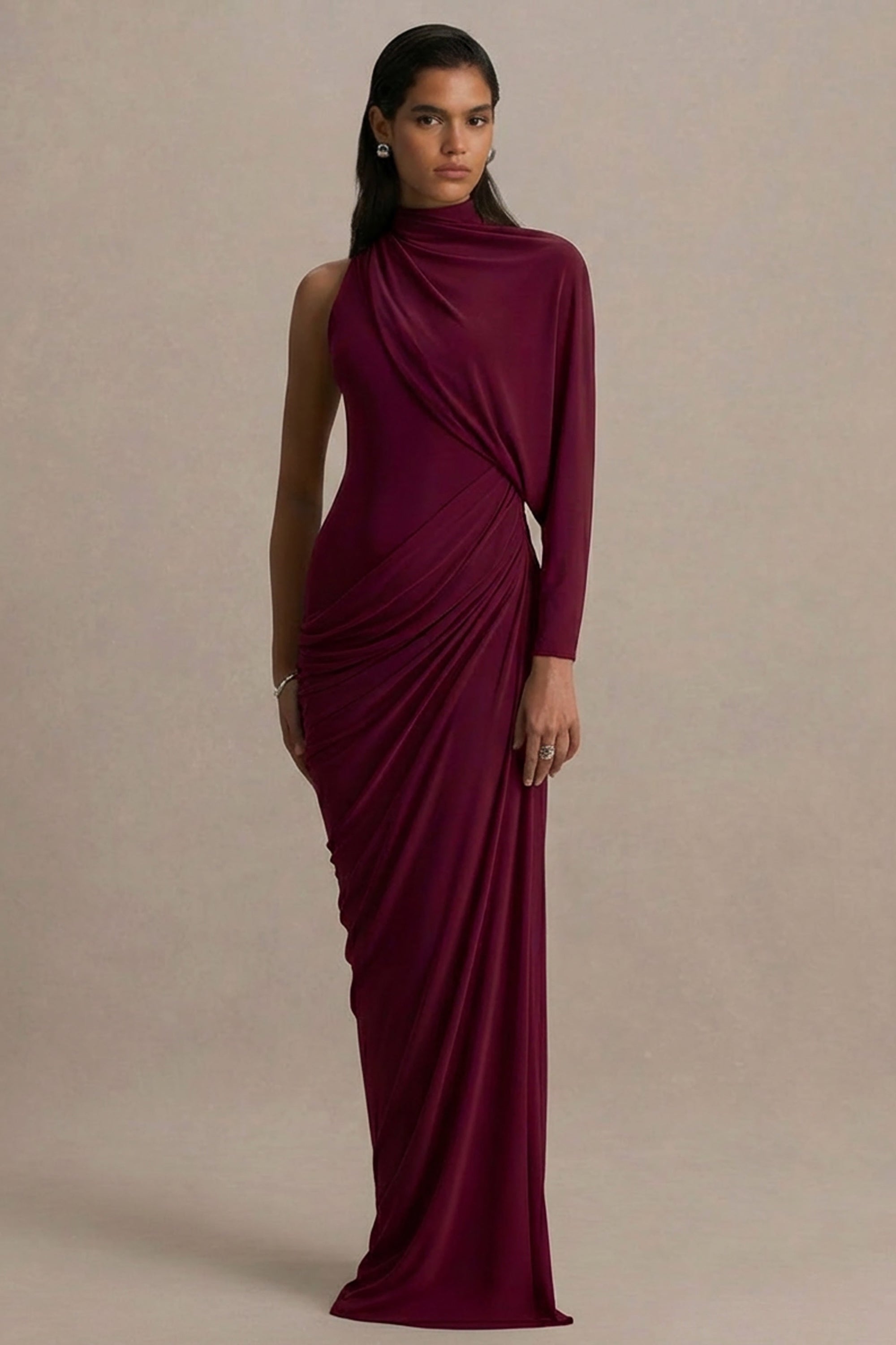 Aphra | Burgundy långklänning med hög hals och capeärm