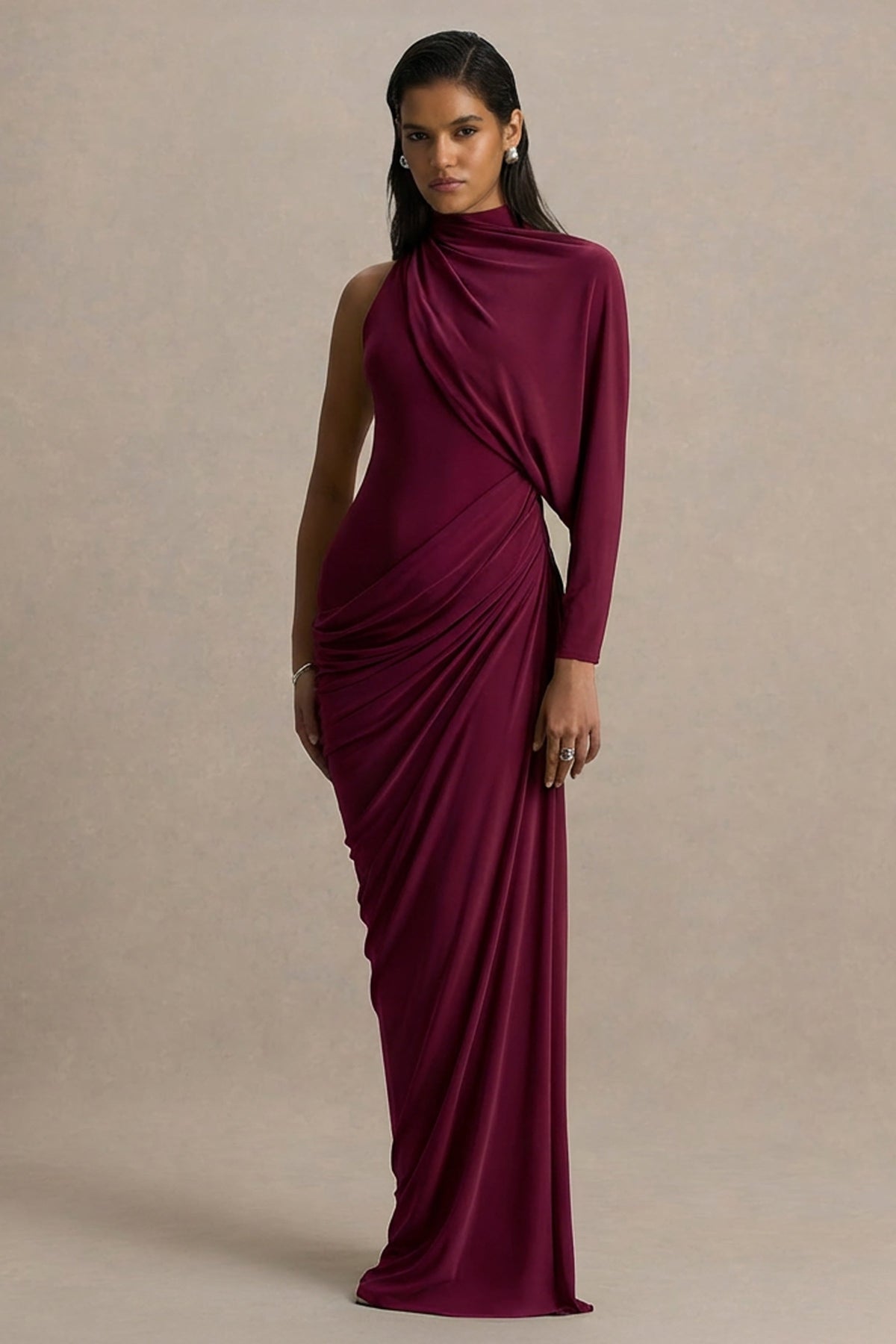 Aphra | Burgundy långklänning med hög hals och capeärm
