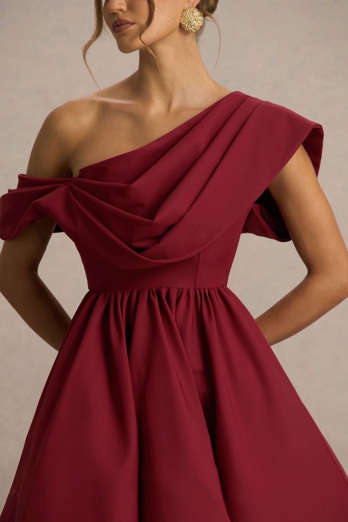 Verona | Burgundy miniklänning med asymmetrisk halsringning