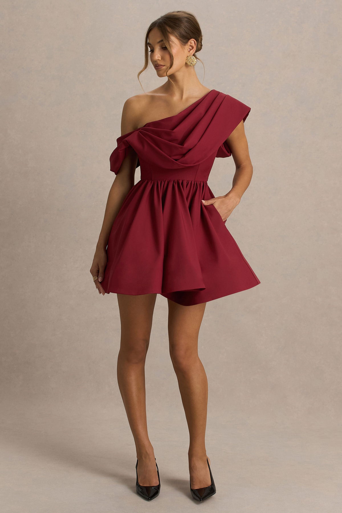 Verona | Burgundy miniklänning med asymmetrisk halsringning