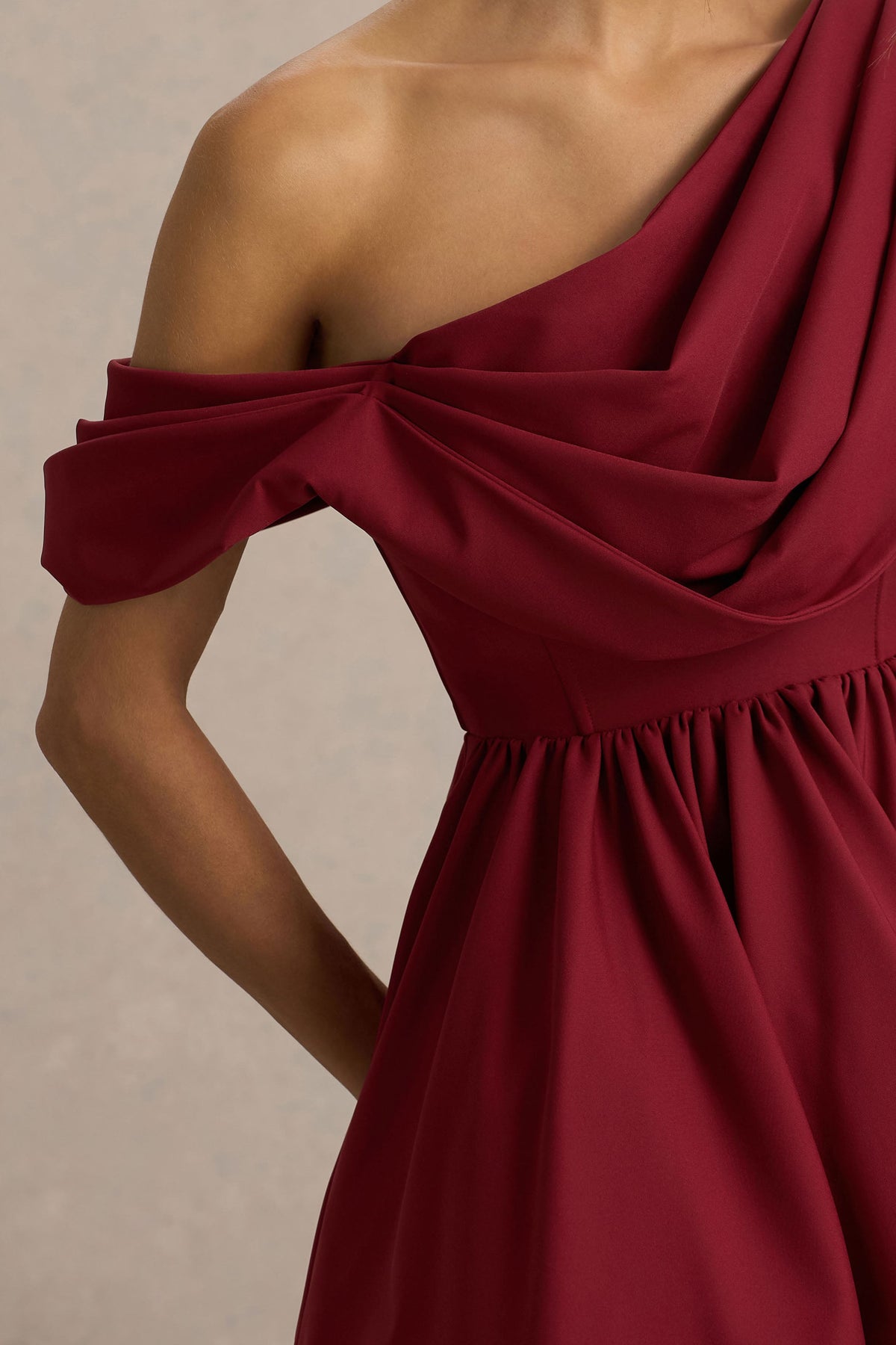 Verona | Burgundy miniklänning med asymmetrisk halsringning