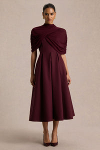 Thalia | Burgundy midiklänning med cape och draperade detaljer