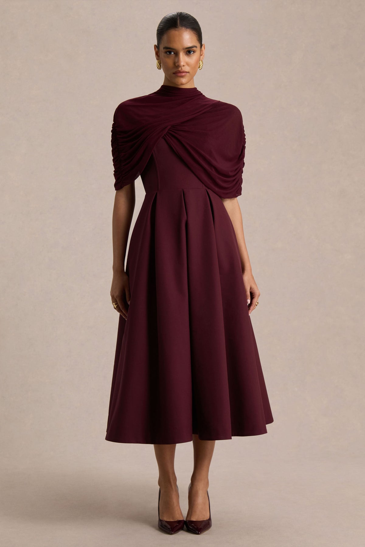 Thalia | Burgundy midiklänning med cape och draperade detaljer