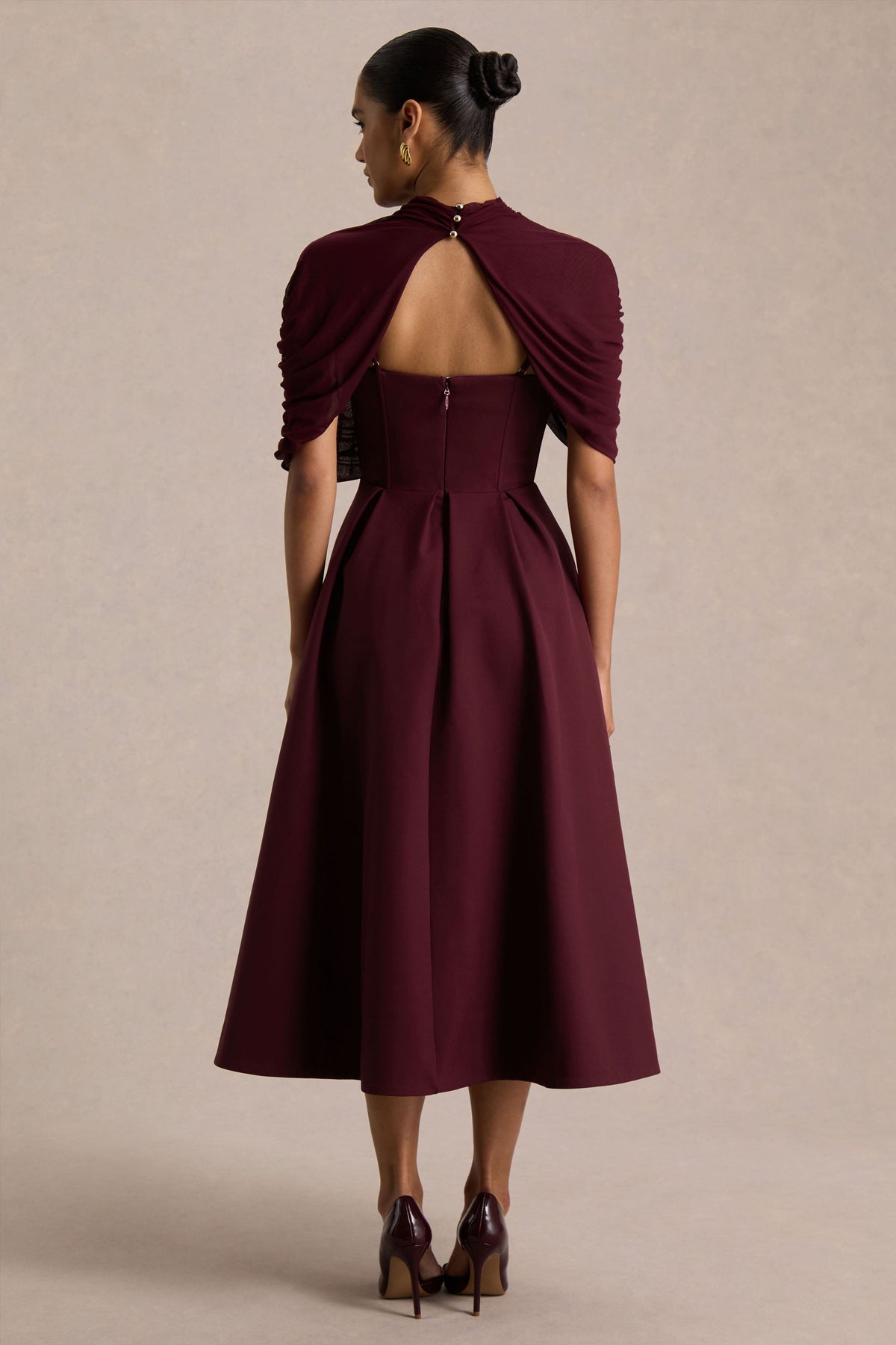 Thalia | Burgundy midiklänning med cape och draperade detaljer
