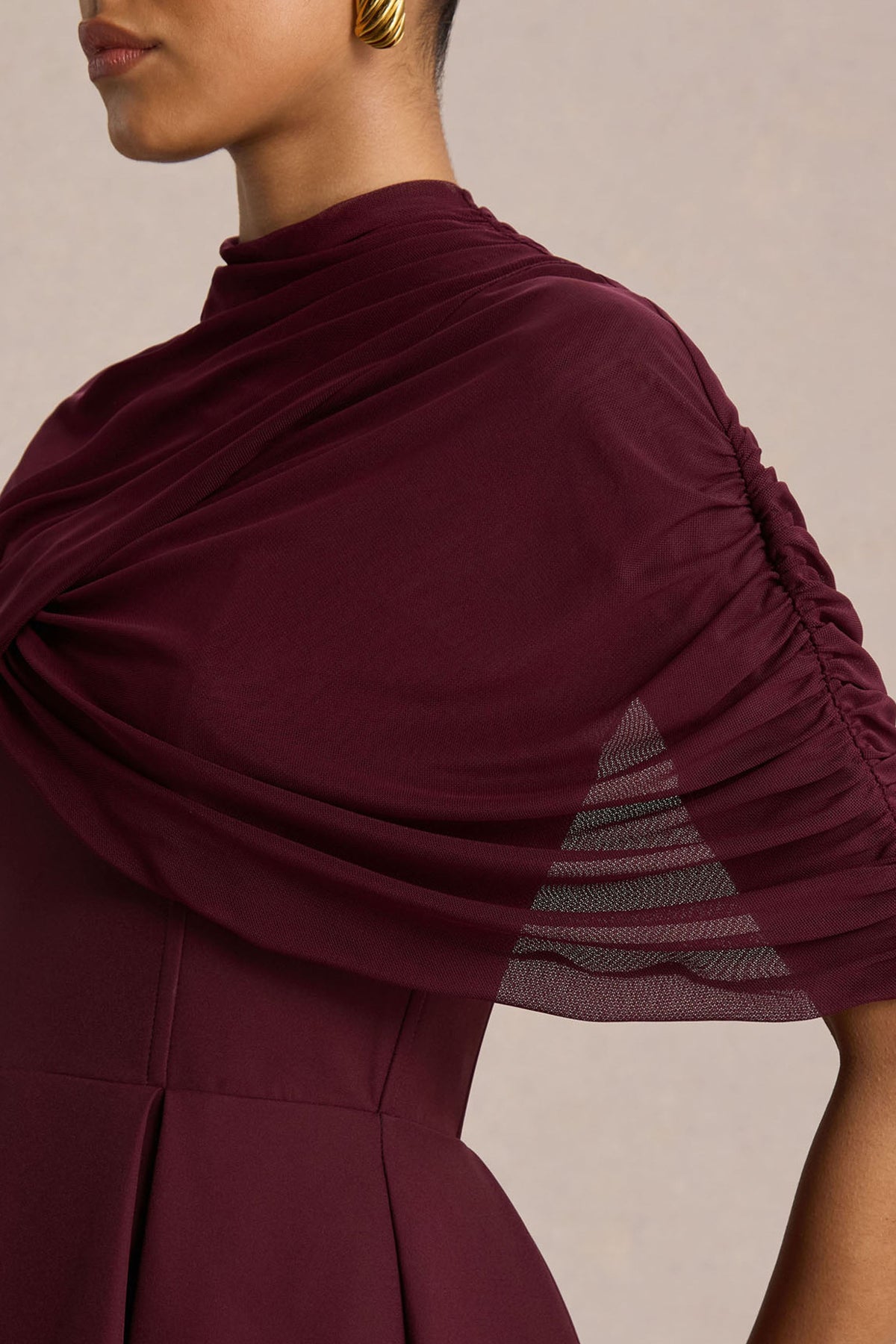 Thalia | Burgundy midiklänning med cape och draperade detaljer
