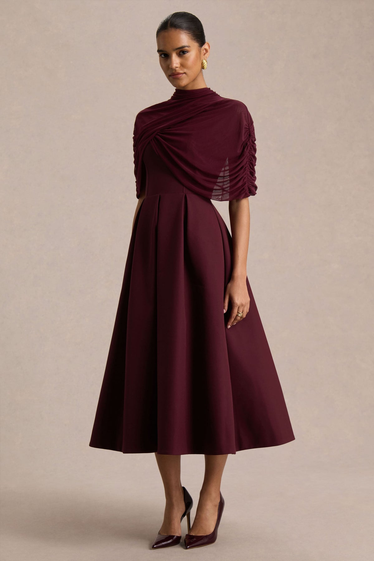 Thalia | Burgundy midiklänning med cape och draperade detaljer