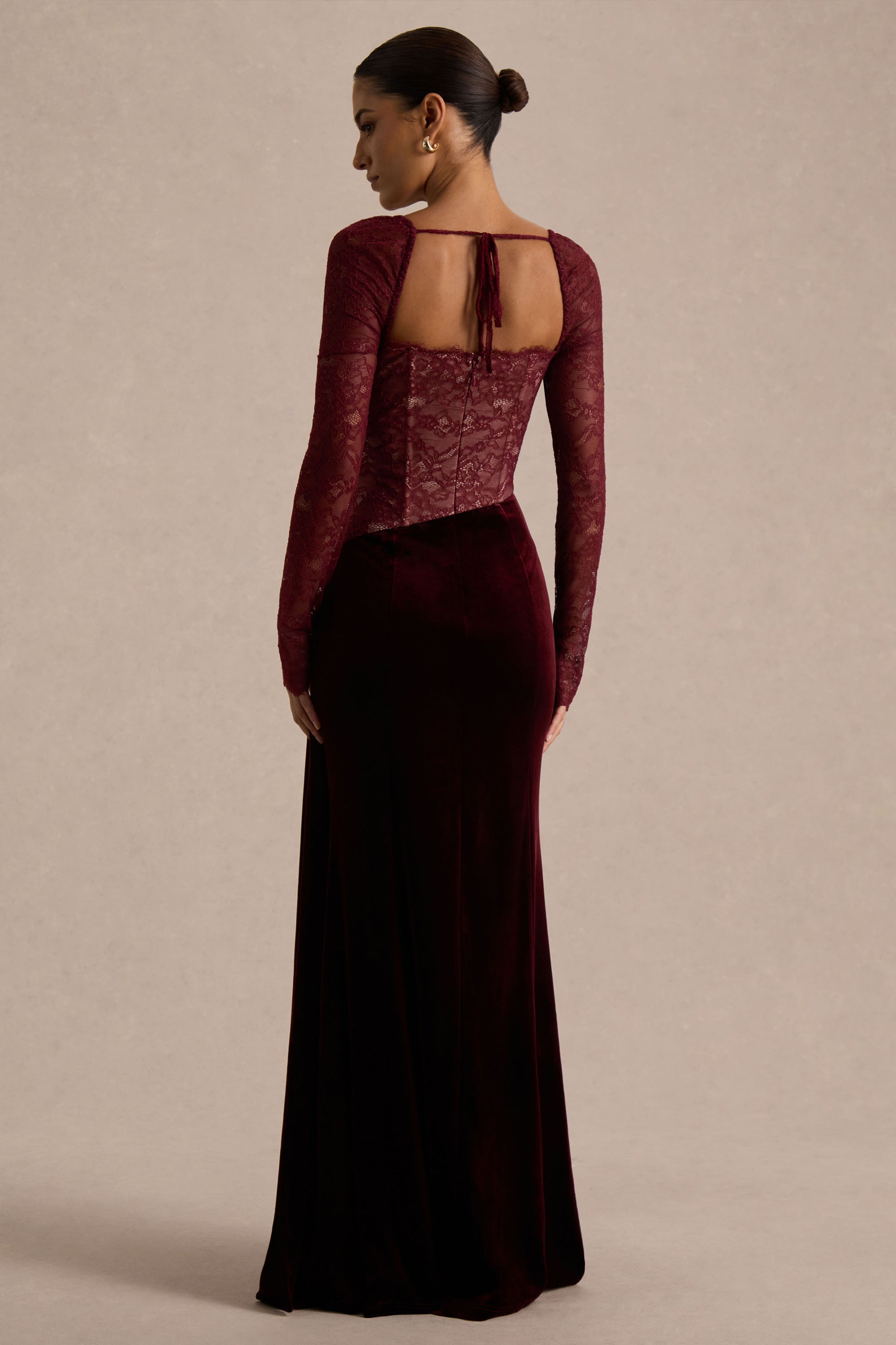Finesse | Burgundy långklänning i spets och sammet med fyrkantig halsringning och draperad kjol