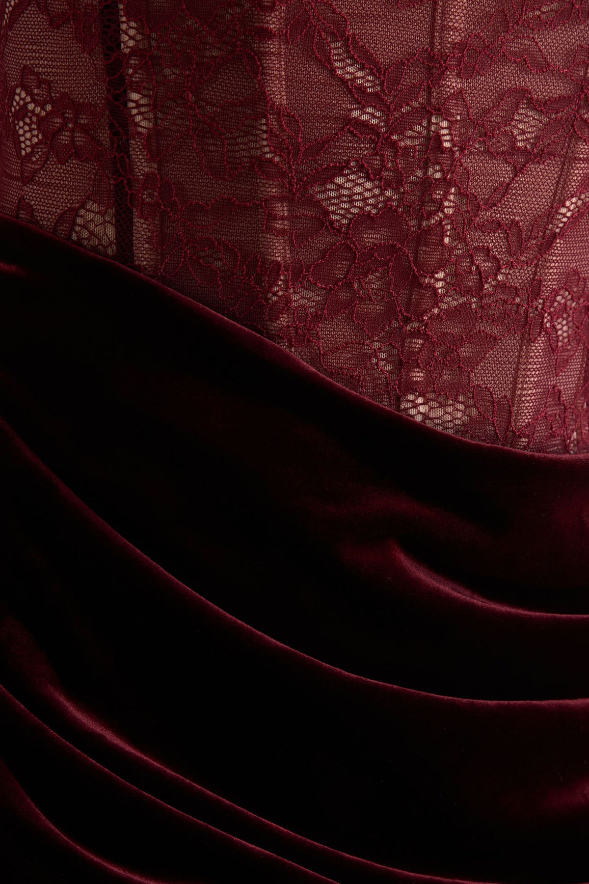 Finesse | Burgundy långklänning i spets och sammet med fyrkantig halsringning och draperad kjol