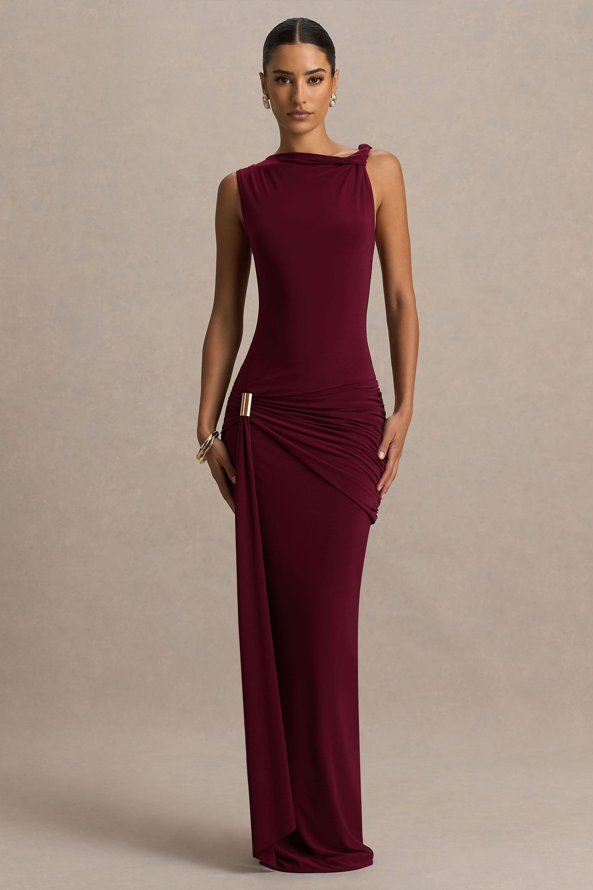Decadence | Burgundy långklänning med asymmetrisk halsringning och rynkade detaljer i midjan