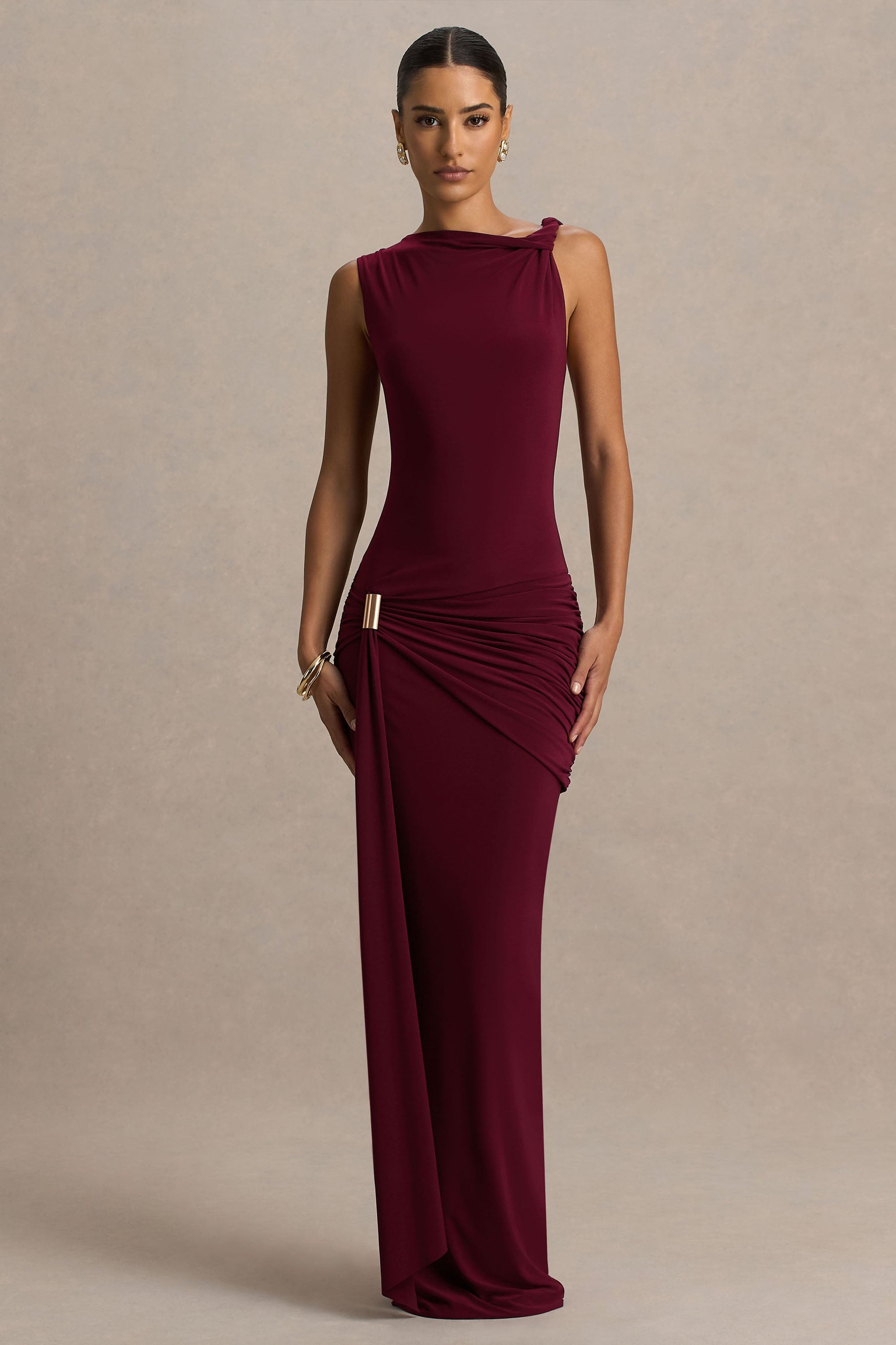 Decadence | Burgundy långklänning med asymmetrisk halsringning och rynkade detaljer i midjan