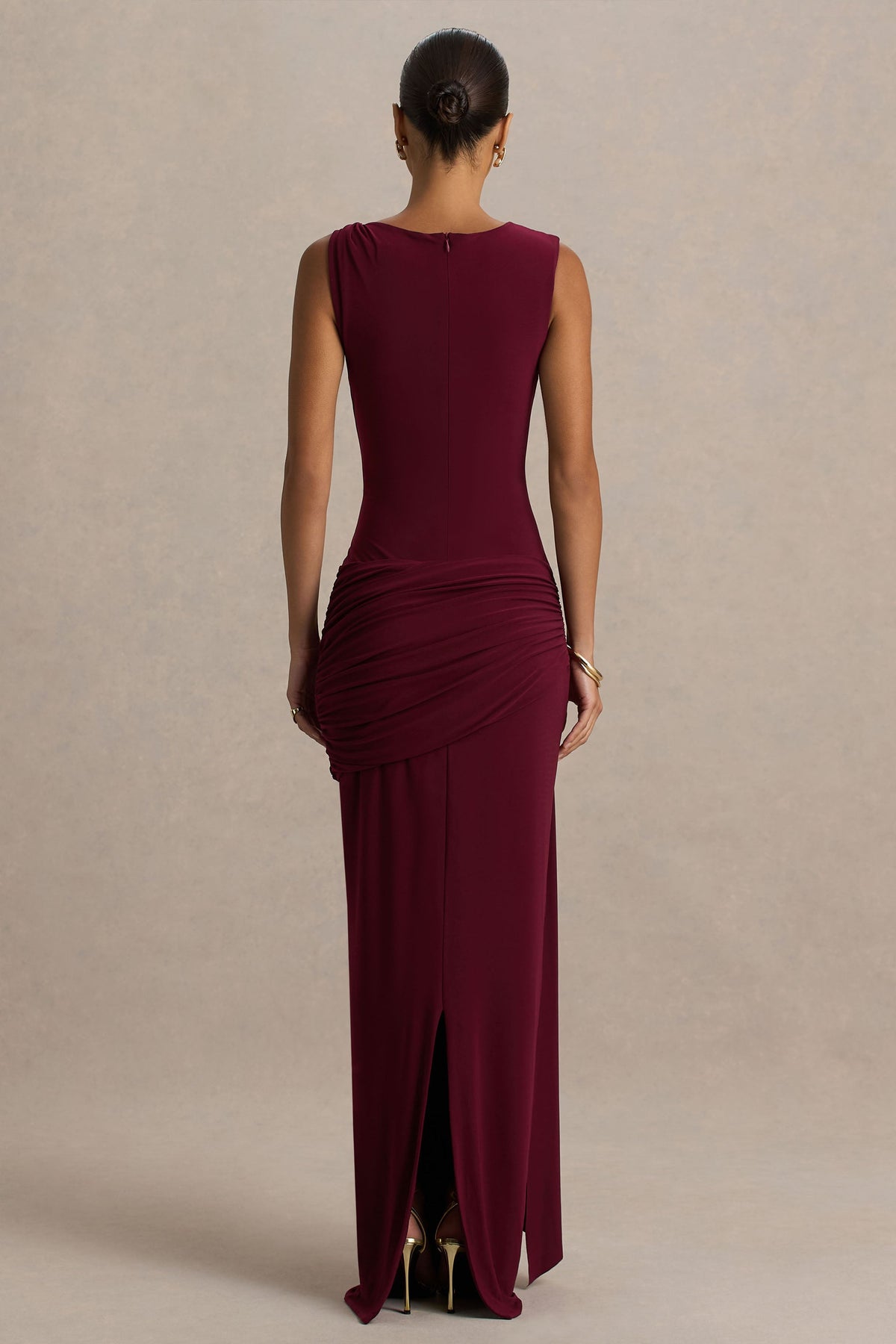 Decadence | Burgundy långklänning med asymmetrisk halsringning och rynkade detaljer i midjan