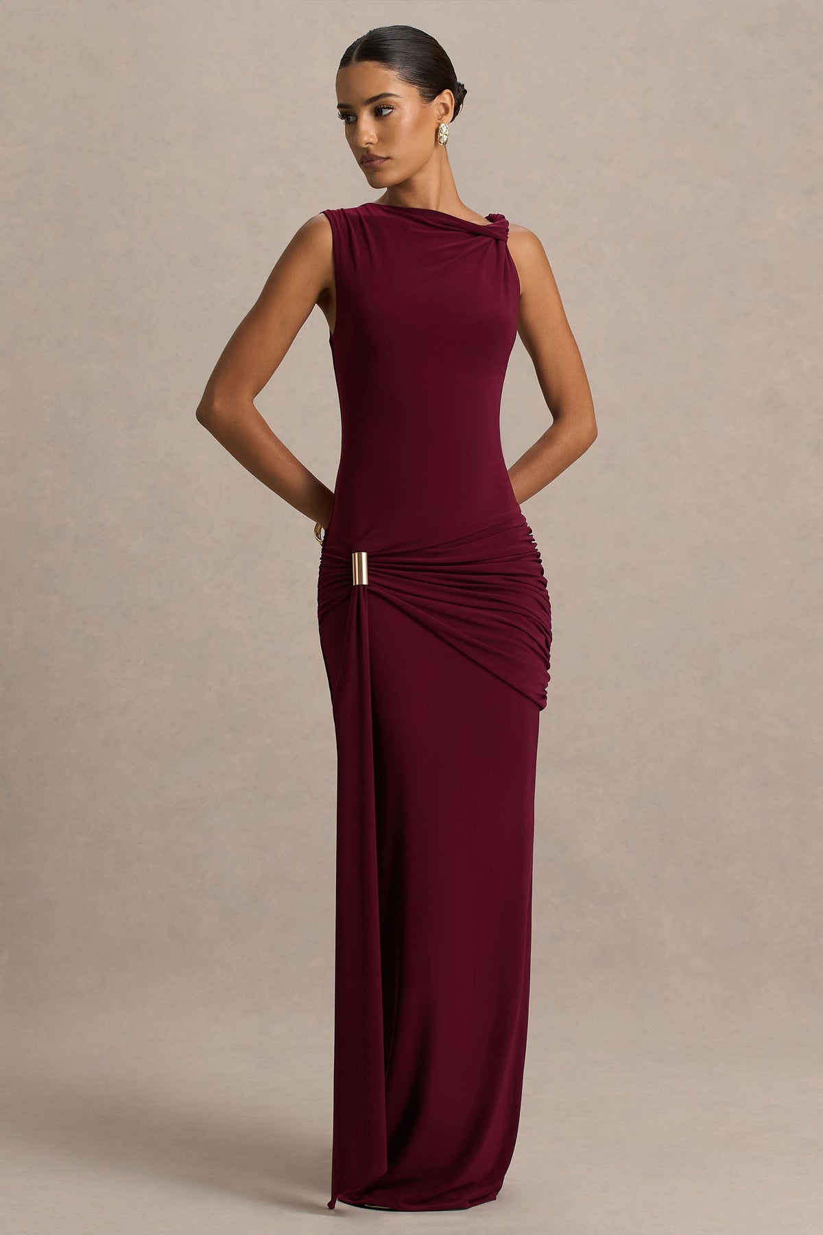 Decadence | Burgundy långklänning med asymmetrisk halsringning och rynkade detaljer i midjan