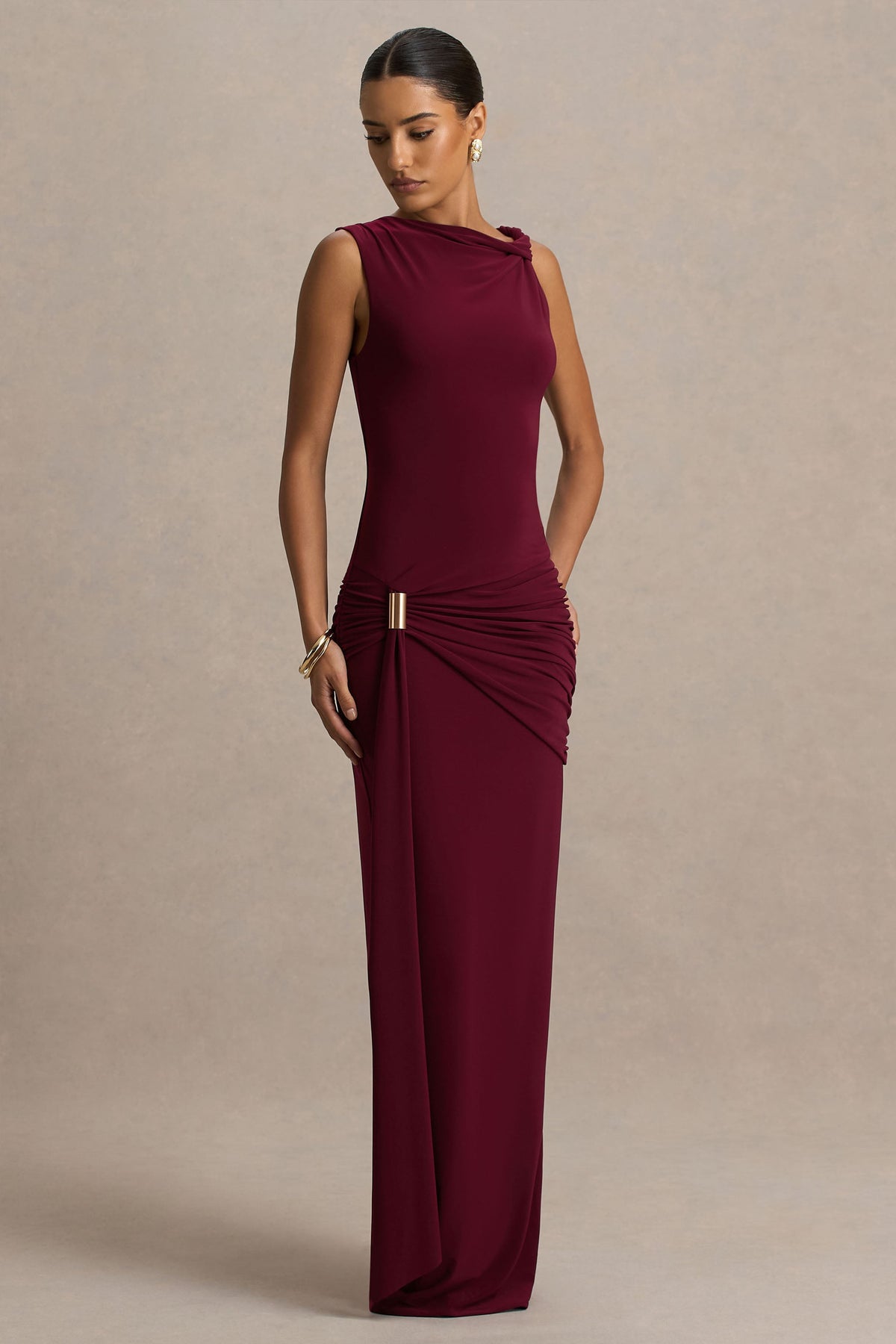 Decadence | Burgundy långklänning med asymmetrisk halsringning och rynkade detaljer i midjan