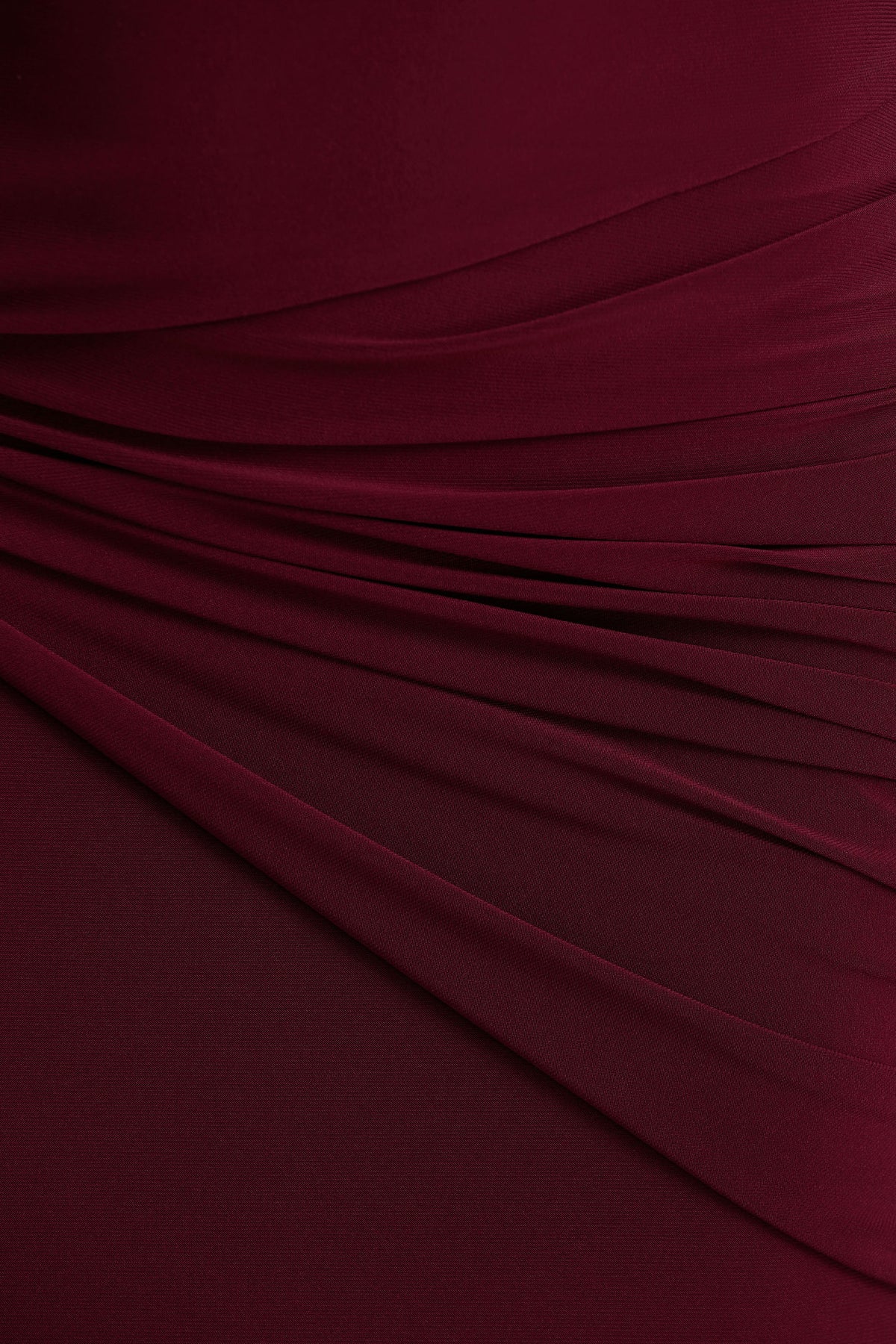 Decadence | Burgundy långklänning med asymmetrisk halsringning och rynkade detaljer i midjan