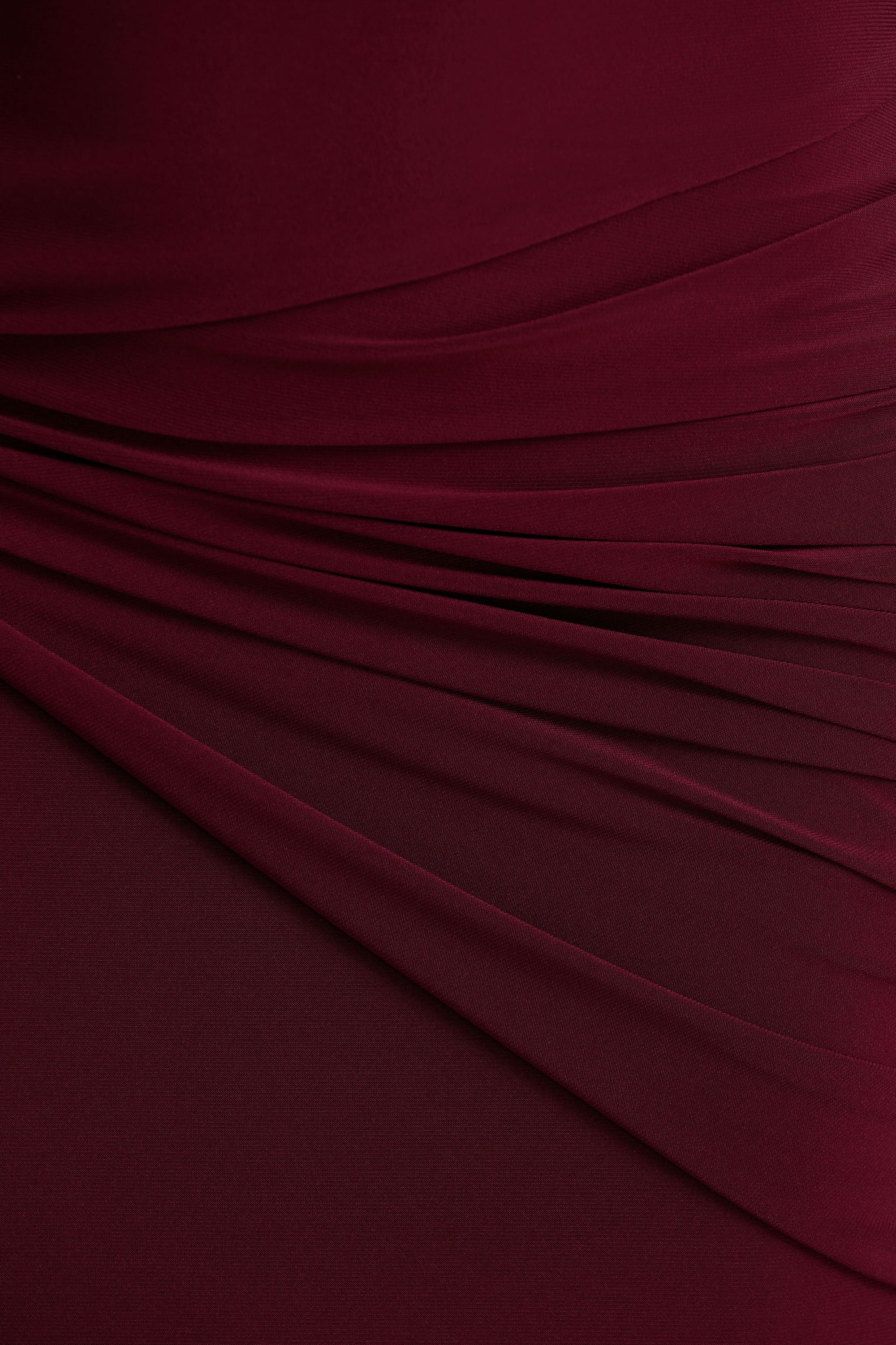 Decadence | Burgundy långklänning med asymmetrisk halsringning och rynkade detaljer i midjan
