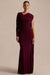 Rubelle | Burgundy långklänning med asymmetrisk halsringning och draperade detaljer