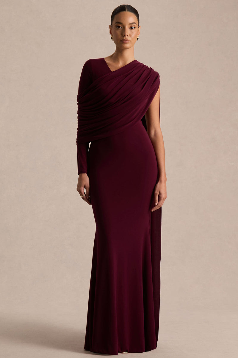 Rubelle | Burgundy långklänning med asymmetrisk halsringning och draperade detaljer