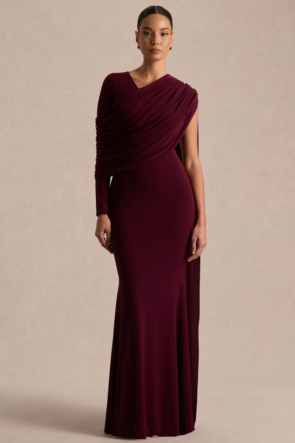 Rubelle | Burgundy långklänning med asymmetrisk halsringning och draperade detaljer