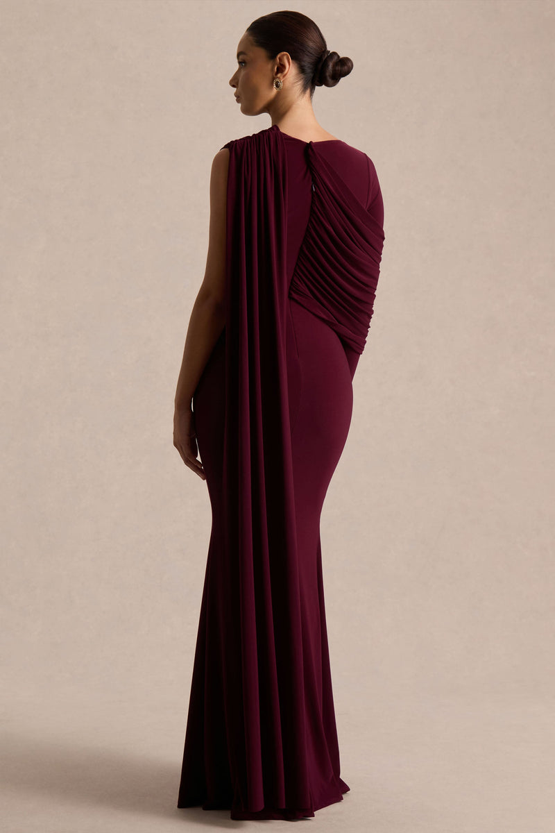 Rubelle | Burgundy långklänning med asymmetrisk halsringning och draperade detaljer